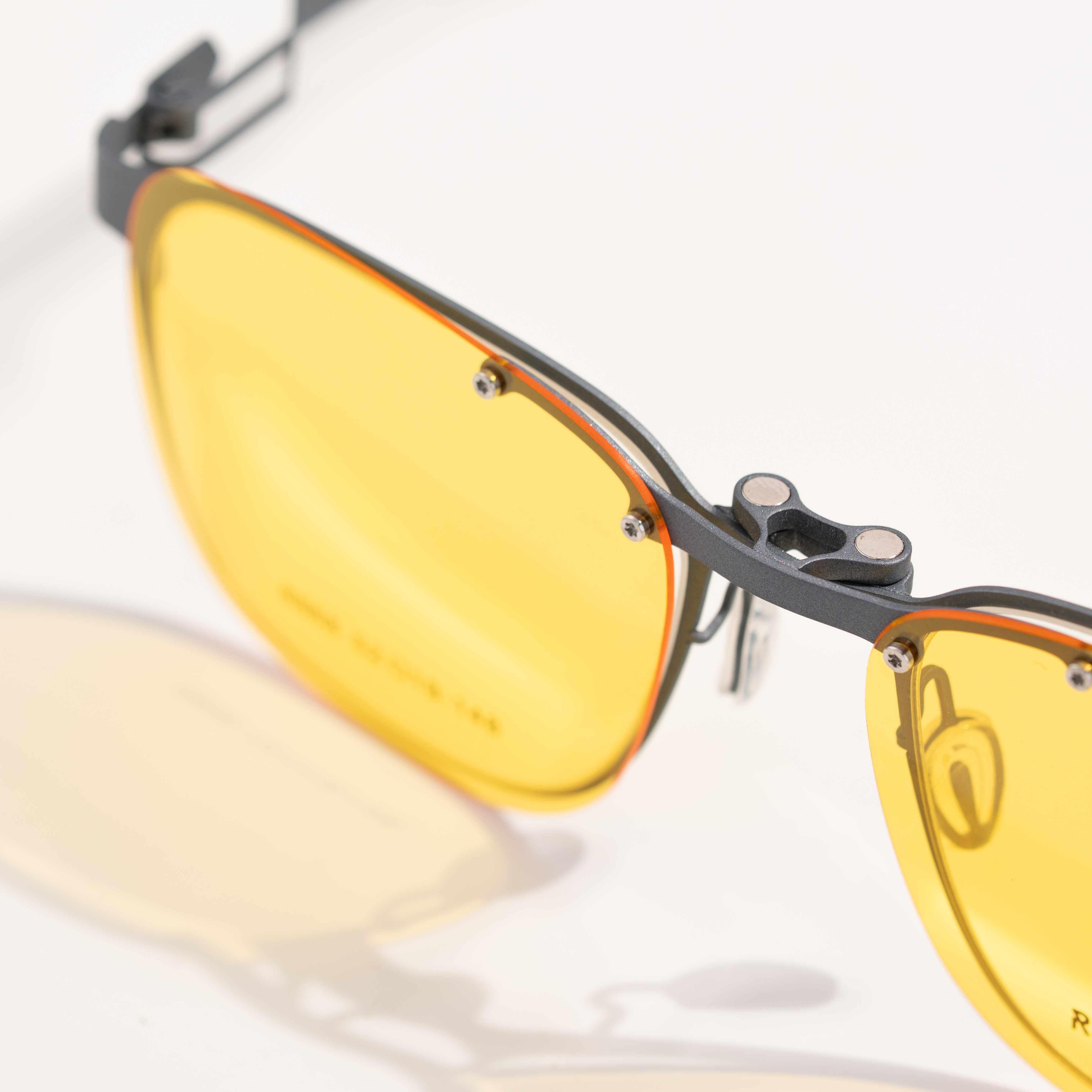 กรอบแว่น REXBOX EYEWEAR รุ่น Forge T2 สี Grey วัสดุ Aluminum Alloy มาพร้อมกับคลิปออน Polarized 3 อัน เทาดำ, ฟ้าใล่เฉด, เหลือง