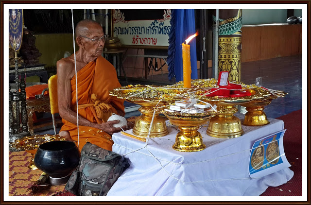 เหรียญเม็ดแตงยกชีวิต พลิกดวงชะตา เนื้อทองฝาบาตร หลวงปู่อุ้ย วัดคลองคล้า