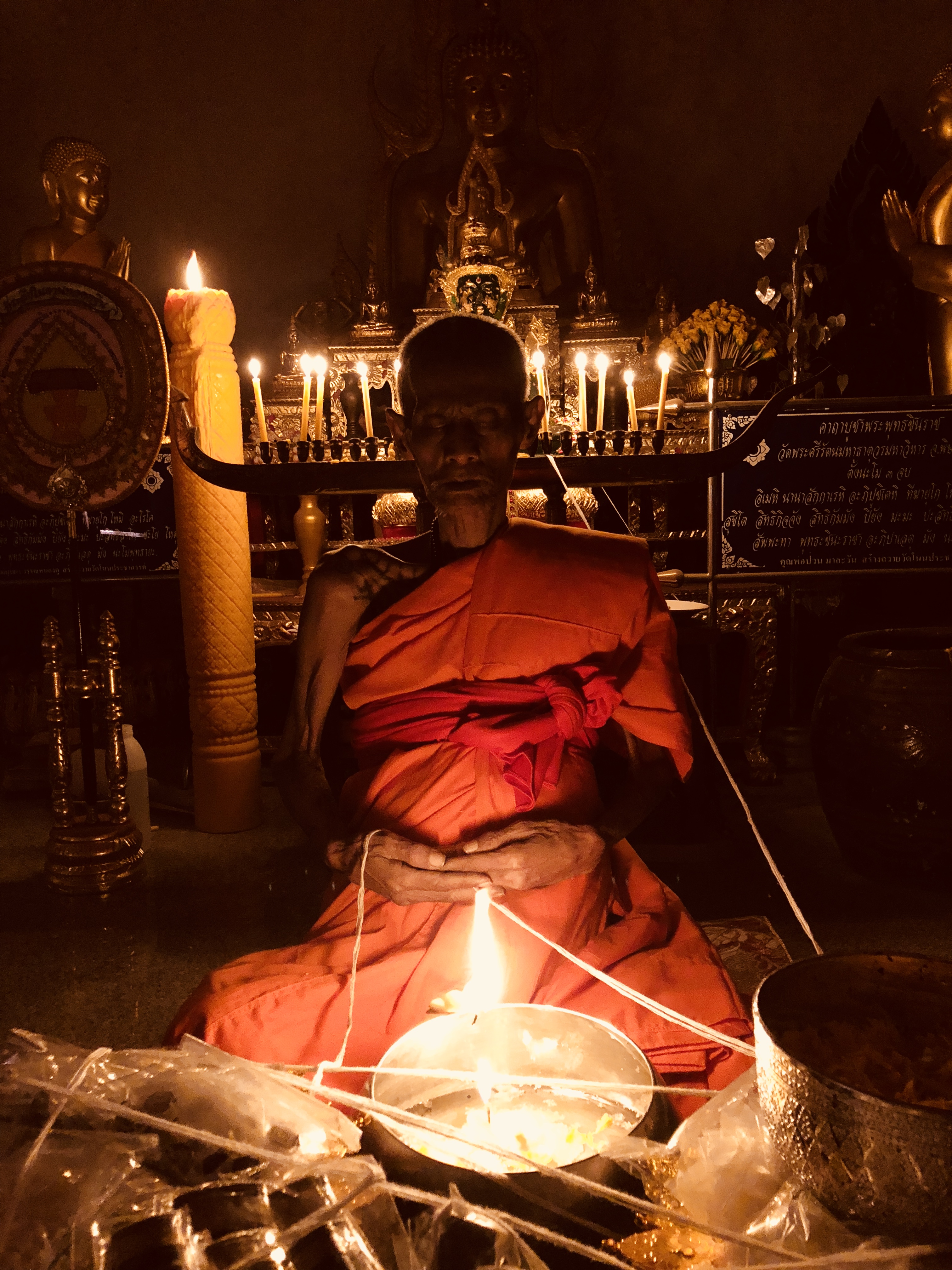 เหรียญแอปเปิ้ล มหาเศรษฐี รุ่นแรก เนื้อโลหะธาตุ พระอาจารย์เหลย เตชะปัญโญ ปลุกเสกเดี่ยวอย่างข้มขลัง