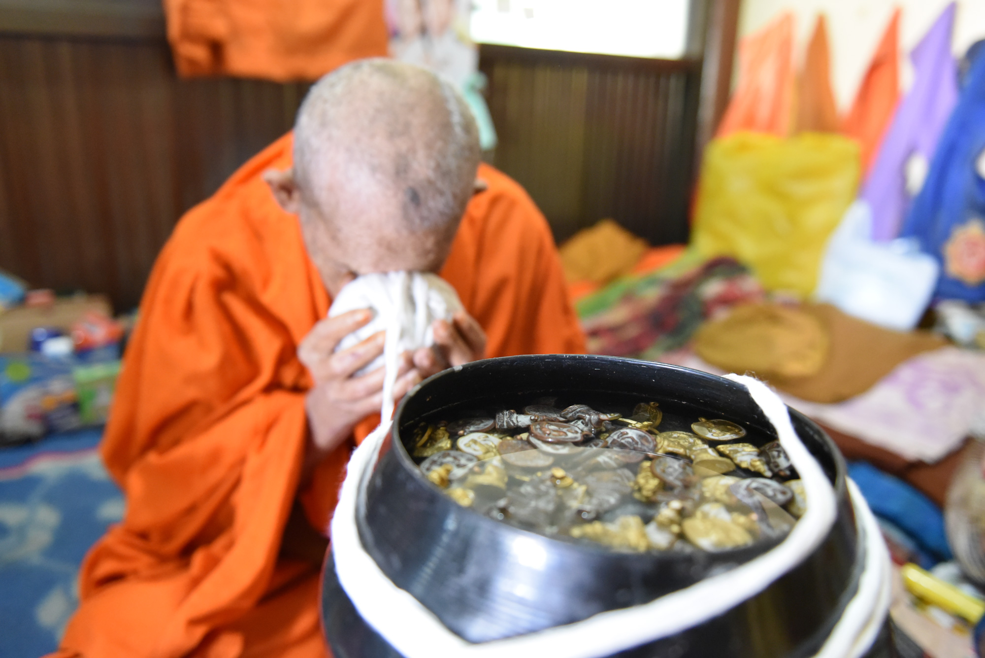 เหรียญรุ่นแรก หล่อแอปเปิ้ล เนื้อนวะโลหะ หลวงปู่กาหลง อสโภ วัดน้ำพุสามัคคี