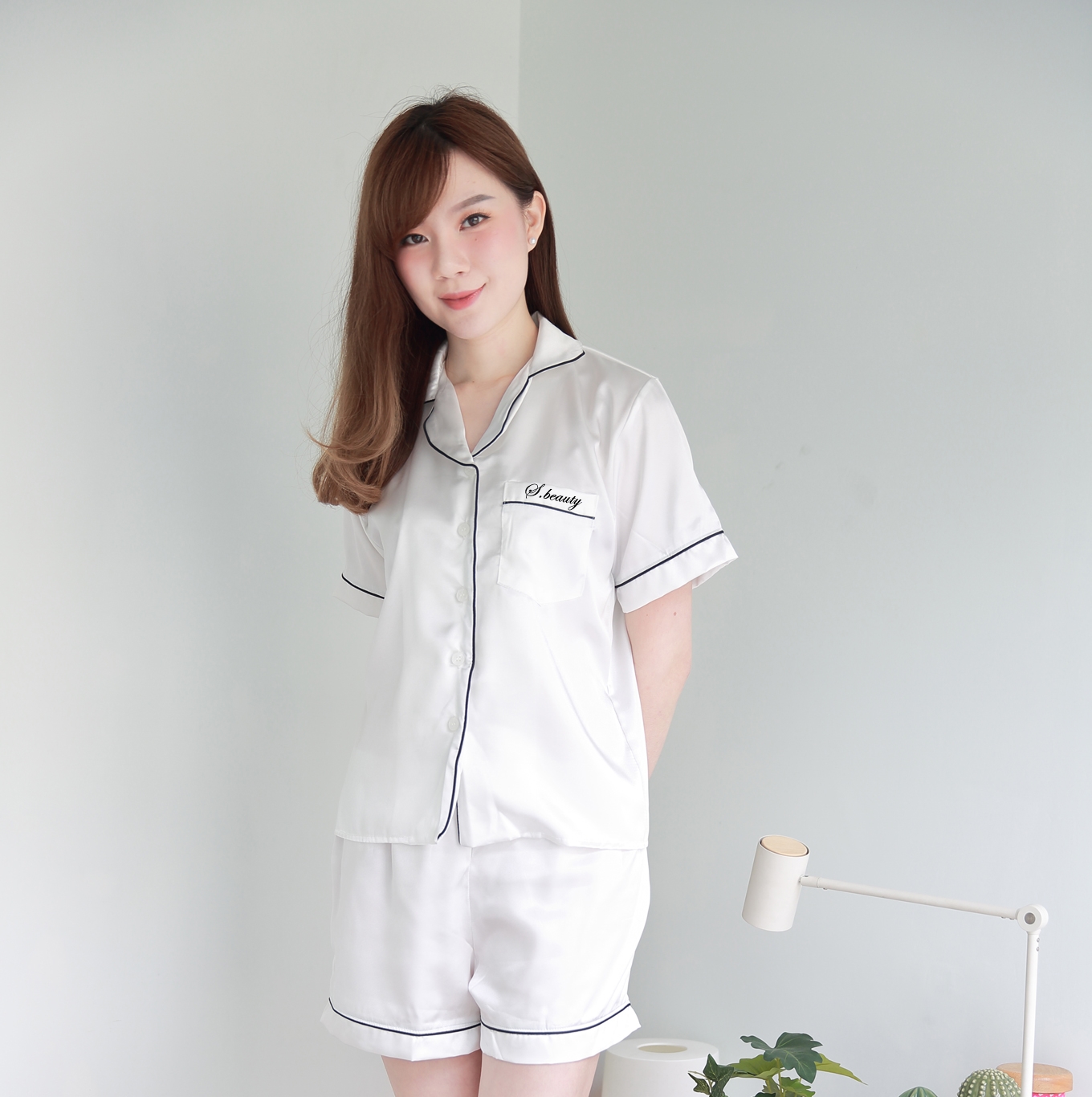 ชุดนอนผ้าซาตินเกรดพรีเมี่ยม สีขาว แขนสั้น กางเกงขาสั้น เนื้อนิ่ม ส่งไว ตัดเย็บดีมาก ชุดนอนผู้หญิง ชุดนอนกางเกง ชุดนอนน่ารัก แบรนด์ Sleeping Beauty ของแท้