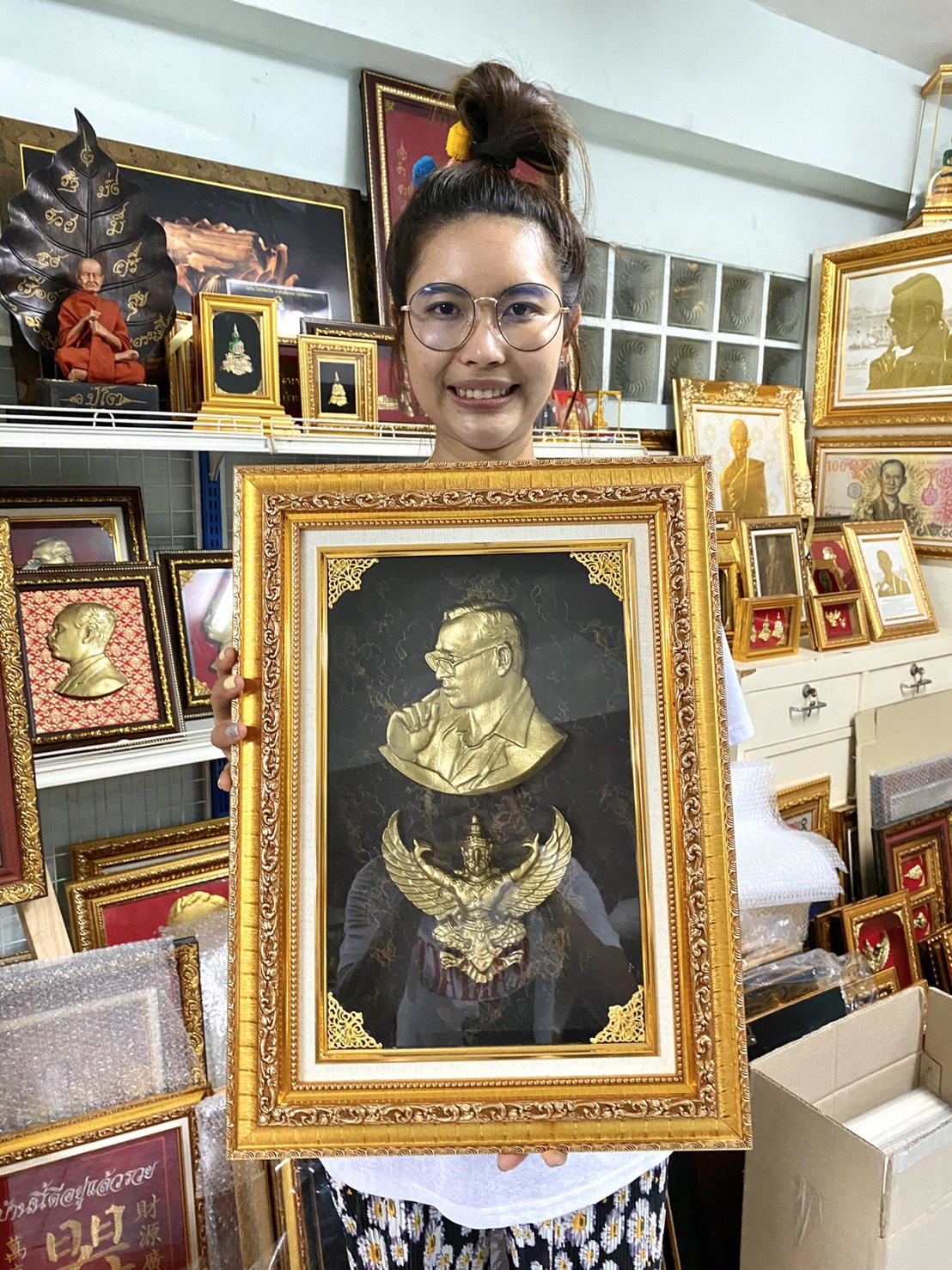 ภาพนูนต่ำ พระพักตร์ ร.9 และพยาครุฑ ขนาด 14*19 นิ้ว ประดับบนกระดาษดำลายทอง,กำมะหยี่,ผ้าไหม พร้อมกรอบสีทองเสริมฝ้าย ทรงคุณค่า ของขวัญ ของขวัญปีใหม่ ของขวัญมงคล ของที่ระลึกมอบผู้ใหญ่ ของขวัญเปิดร้าน ของขวัญขึ้นบ้านใหม่ โอกาสสำคัญต่างๆ