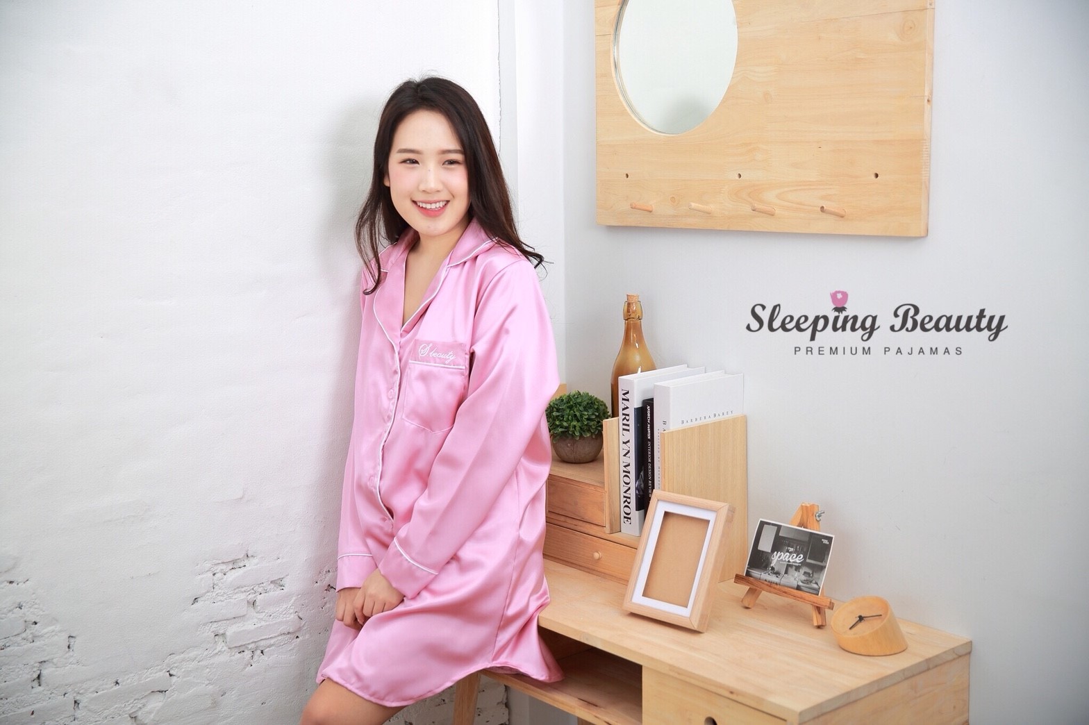ชุดนอนผ้าซาตินเกรดพรีเมี่ยม สีชมพู แบบชุดกระโปรง แขนยาว เนื้อนิ่ม ส่งไว ตัดเย็บดีมาก ชุดนอนผู้หญิง แบรนด์ Sleeping Beauty ของแท้ เชิ้ตเดรส