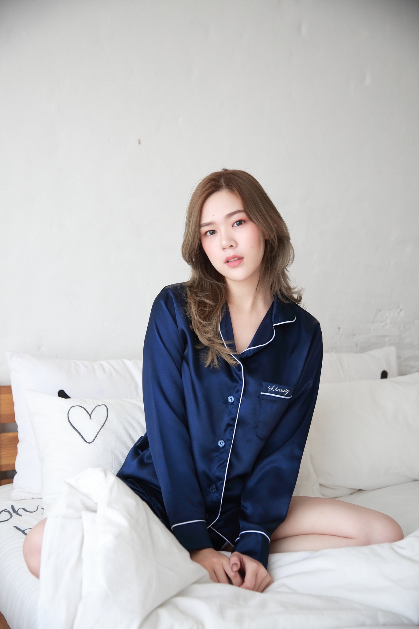 ชุดนอนผ้าซาตินเกรดพรีเมี่ยม สีน้ำเงิน แขนยาว ขาสั้น เนื้อนิ่ม ส่งไว ตัดเย็บดีมาก ชุดนอนผู้หญิง ชุดนอนน่ารัก ชุดนอนกางเกง แบรนด์ Sleeping Beauty ของแท้