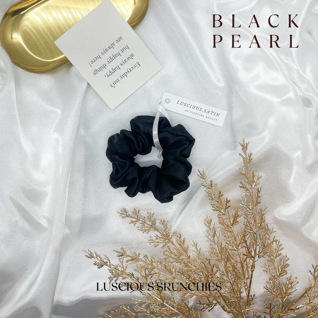 ยางมัดผม สี BLACK PEARL ทำจาก Luscious Satin ยางรัดผม เนื้อนุ่มละเอียดเกรดพรีเมี่ยม ไม่ดึงผมจนปวดหัว ถนอมเส้นผม ช่วยให้ผมไม่ขาด