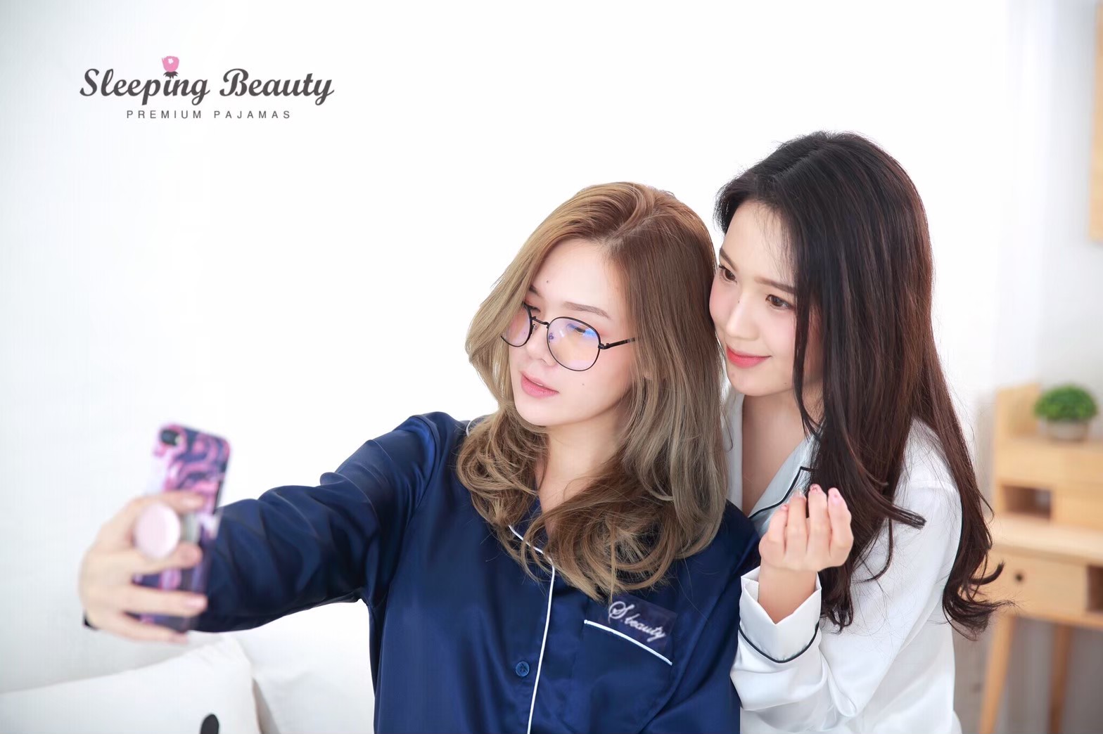 ชุดนอนผ้าซาตินเกรดพรีเมี่ยม สีกรม แบบชุดกระโปรง แขนยาว ผ้านิ่ม ส่งไว ตัดเย็บดีเยี่ยม แบรนด์ Sleeping Beauty ของแท้ ชุดนอนผู้หญิง ชุดนอนน่ารัก