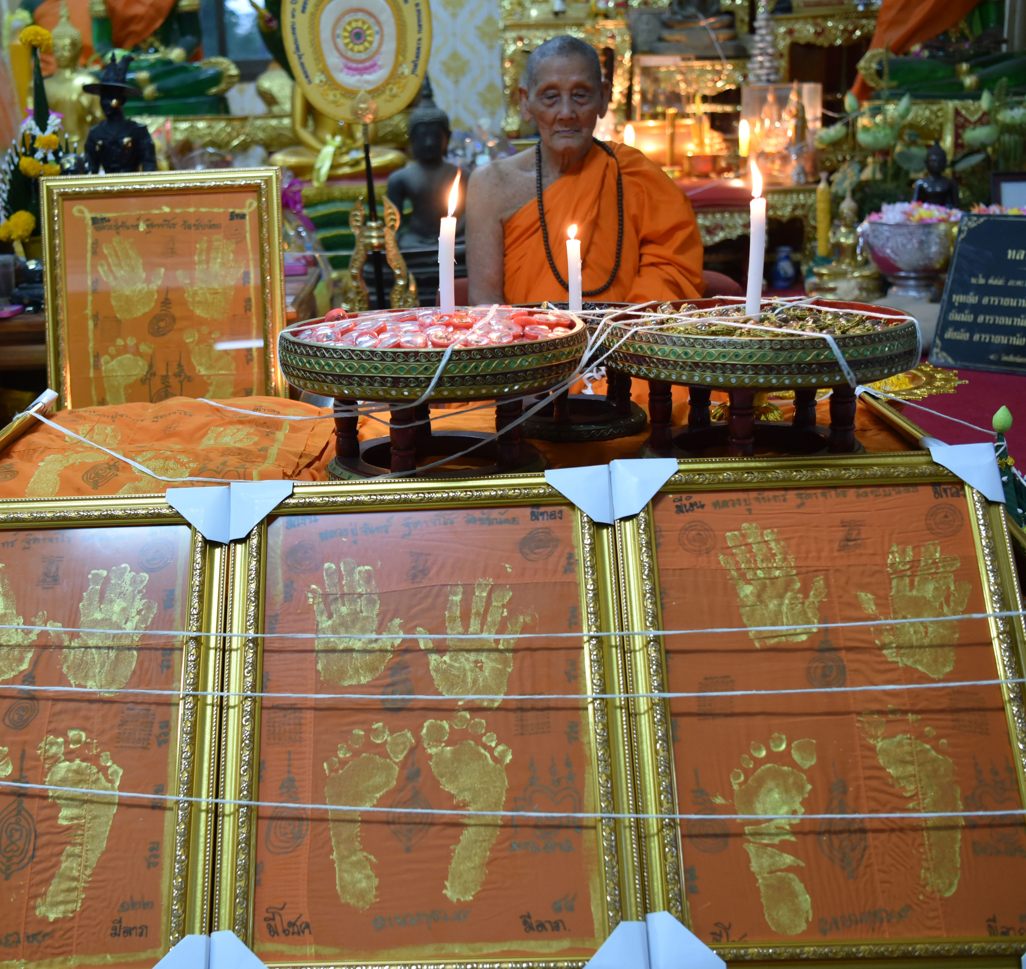 ผ้ายันต์รอยมือ-รอยเท้า จีวรครอง 9 ปี หลวงปู่จันทร์ ฐิตาจาโร วัดซับน้อย เพชรบูรณ์