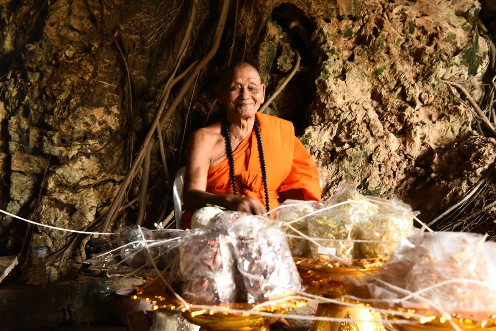 เขี้ยวพญานาค เพชรกลับ เนื้อตะปูสังขวานร หลวงปู่จันทร์ วัดซับน้อย