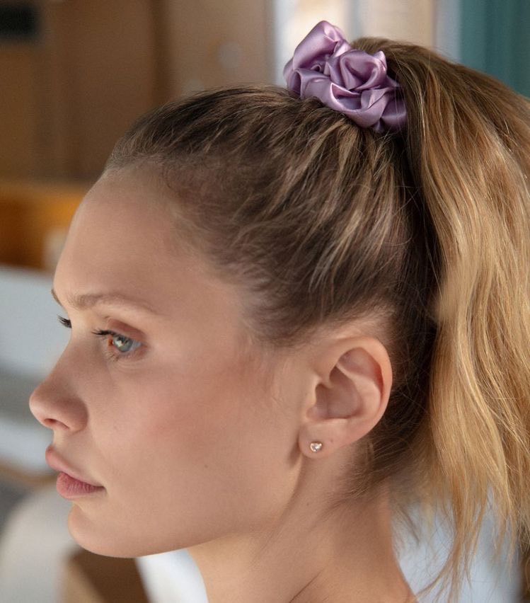 ยางมัดผม สี CHAMPAGNE ทำจาก Luscious Satin ยางรัดผม เนื้อนุ่มละเอียดเกรดพรีเมี่ยม ไม่ดึงผมจนปวดหัว ถนอมเส้นผม ช่วยให้ผมไม่ขาด