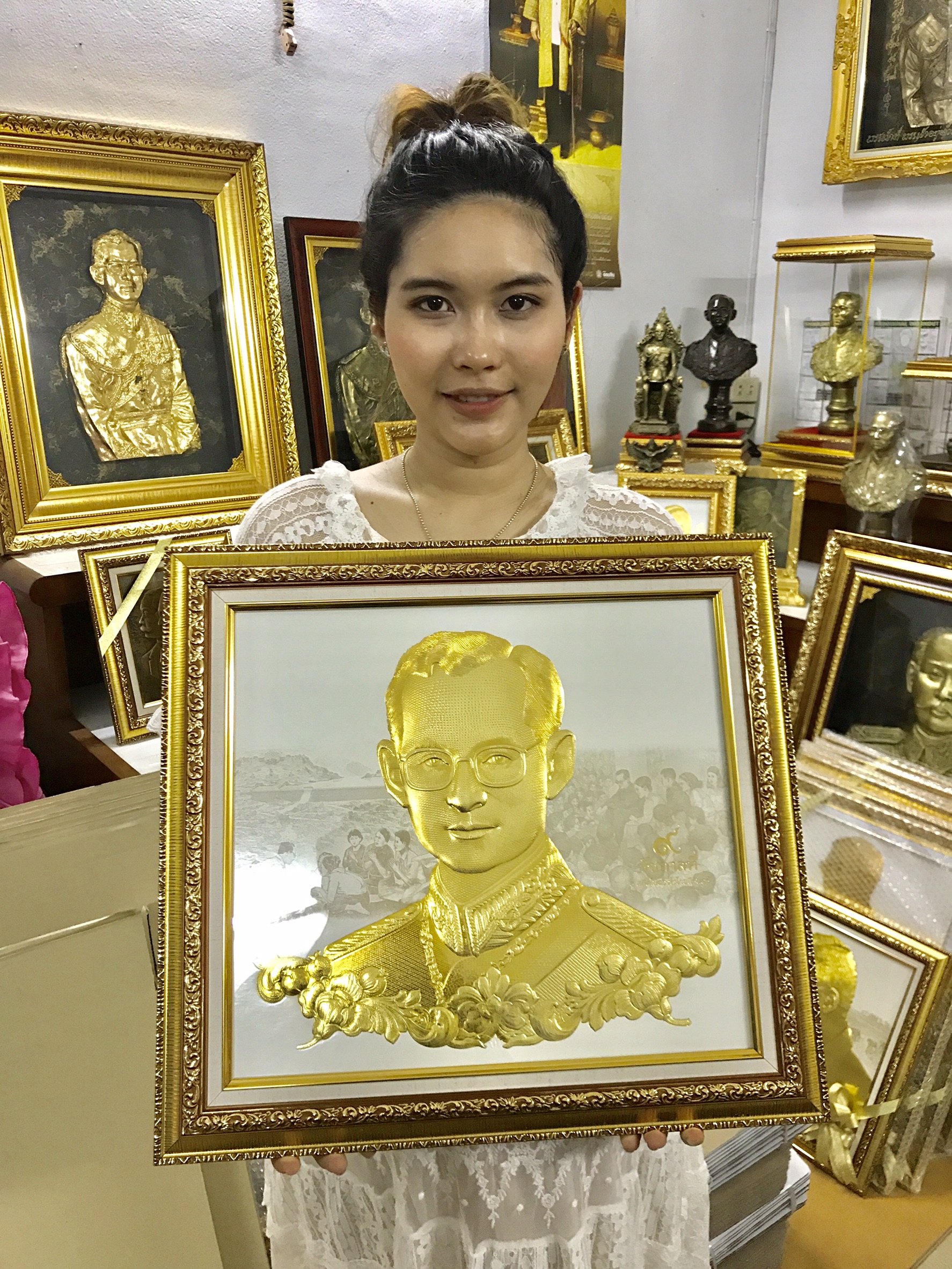 ภาพอัดแผ่นทอง งานนูนต่ำ ในหลวง รัชกาลที่ ๙ ทรงยศ เเละพระอริยาบทต่างๆ พร้อมกรอบ เสริมฝ้าย ขนาดภาพ(กว้าง 19 นิ้ว*สูง 17 นิ้ว) งดงาม ทรงคุณค่า ของขวัญ ของขวัญมงคล ของที่ระลึกมอบผู้ใหญ่ ของขวัญเปิดร้าน ของแต่งบ้านมงคล ของขวัญขึ้นบ้านใหม่ โอกาสสำคัญต่าง ๆ