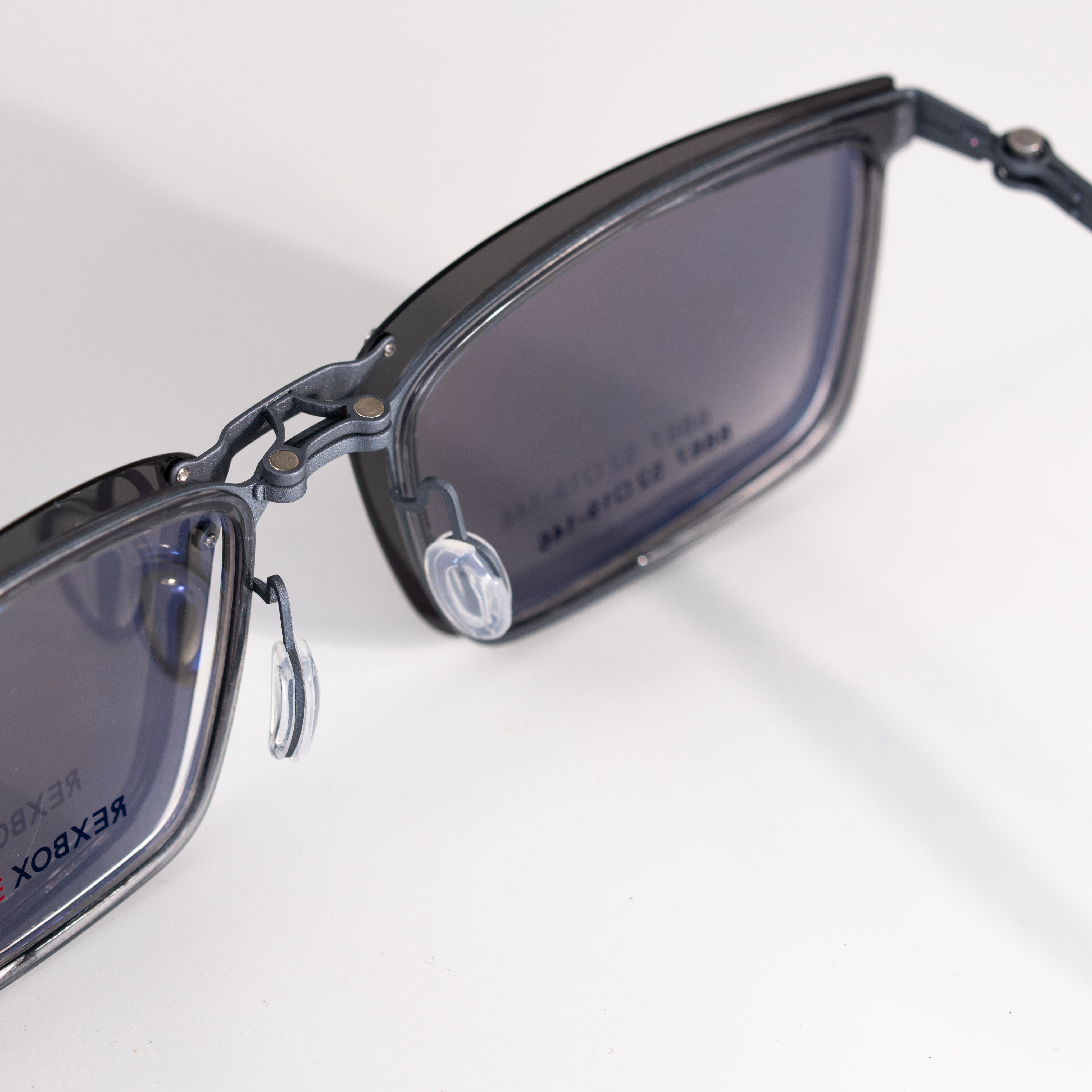 กรอบแว่น REXBOX EYEWEAR รุ่น Forge T1 สี Grey วัสดุ Aluminum Alloy มาพร้อมกับคลิปออน Polarized 3 อัน เทาดำ, ฟ้าใล่เฉด, เหลือง