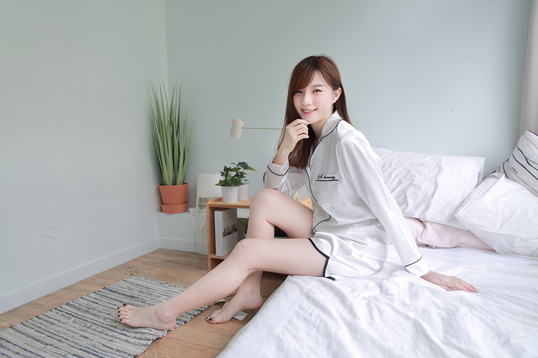 ชุดนอนผ้าซาตินเกรดพรีเมี่ยม สีขาว แขนยาว ขาสั้น ผ้านิ่ม ส่งไว ตัดเย็บดีมาก ชุดนอนผู้หญิง ชุดนอนน่ารัก แบรนด์ Sleeping Beauty ของแท้