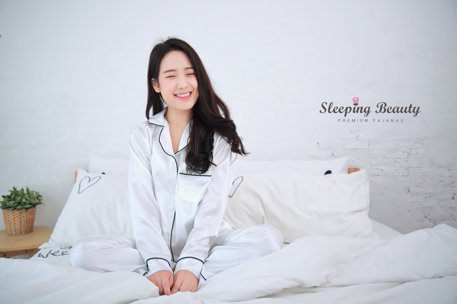 ชุดนอนผ้าซาตินเกรดพรีเมี่ยม สีขาว แขนยาว ขายาว เนื้อนิ่ม ส่งไว ตัดเย็บดีมาก ชุดนอนผู้หญิง ชุดนอนน่ารัก ชุดนอนกางเกง แบรนด์ Sleeping Beauty ของแท้