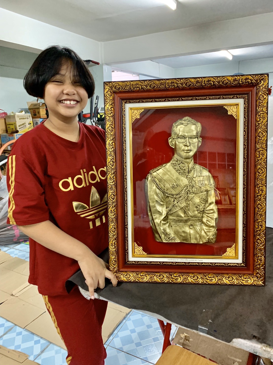 ภาพนูนต่ำ พระพักตร์ พระภัทรมหาราช (ในหลวง รัชกาลที่ ๙) ทรงเครื่อง พร้อมกรอบลายไทยสีโอ๊คแดงและฝ้ายขาว (กว้าง 17 นิ้ว*สูง 24 นิ้ว.) งดงาม ทรงคุณค่า ของขวัญ ของขวัญมงคล ของที่ระลึกมอบผู้ใหญ่ ของขวัญเปิดร้าน ของขวัญขึ้นบ้านใหม่ โอกาสสำคัญต่าง ๆ เสริมสิริมงคล