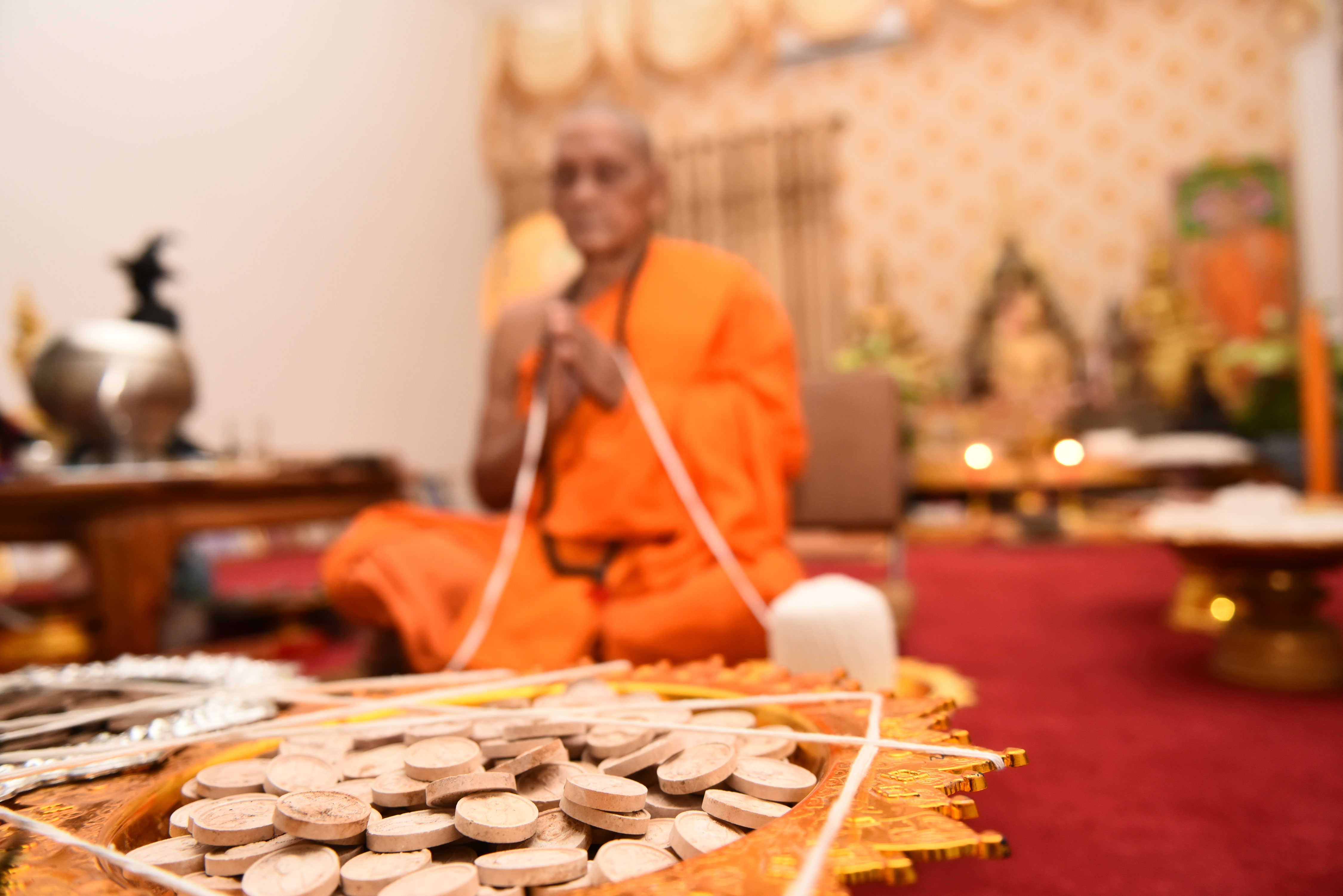 พระผงปลดหนี้ หลังยันต์พระอรหันแปดทิศ เนื้อแช่น้ำมนต์ หลวงปู่จันทร์ วัดซับน้อย