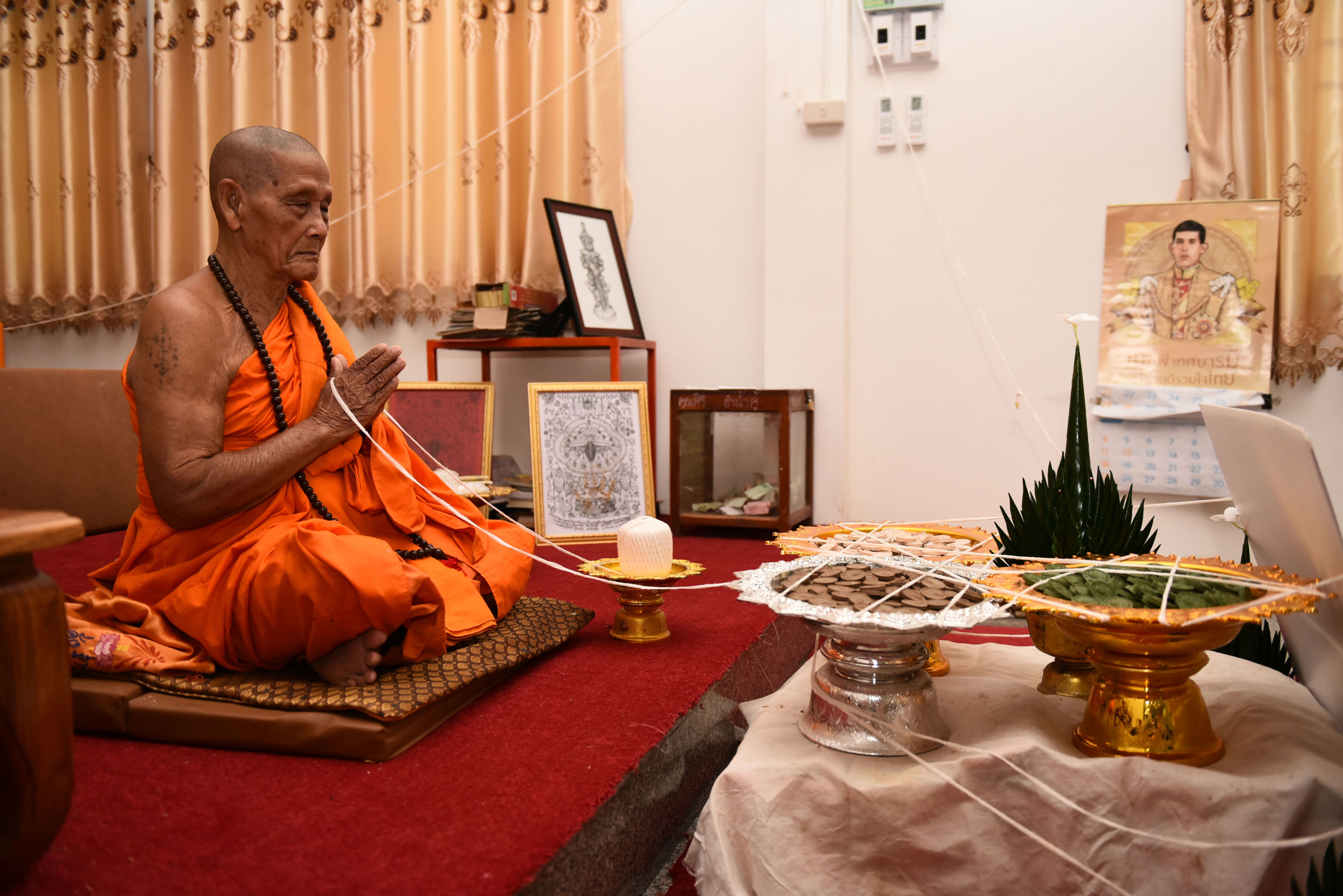 พระผงปลดหนี้ หลังยันต์พระอรหันแปดทิศ เนื้อแช่น้ำมนต์ หลวงปู่จันทร์ วัดซับน้อย