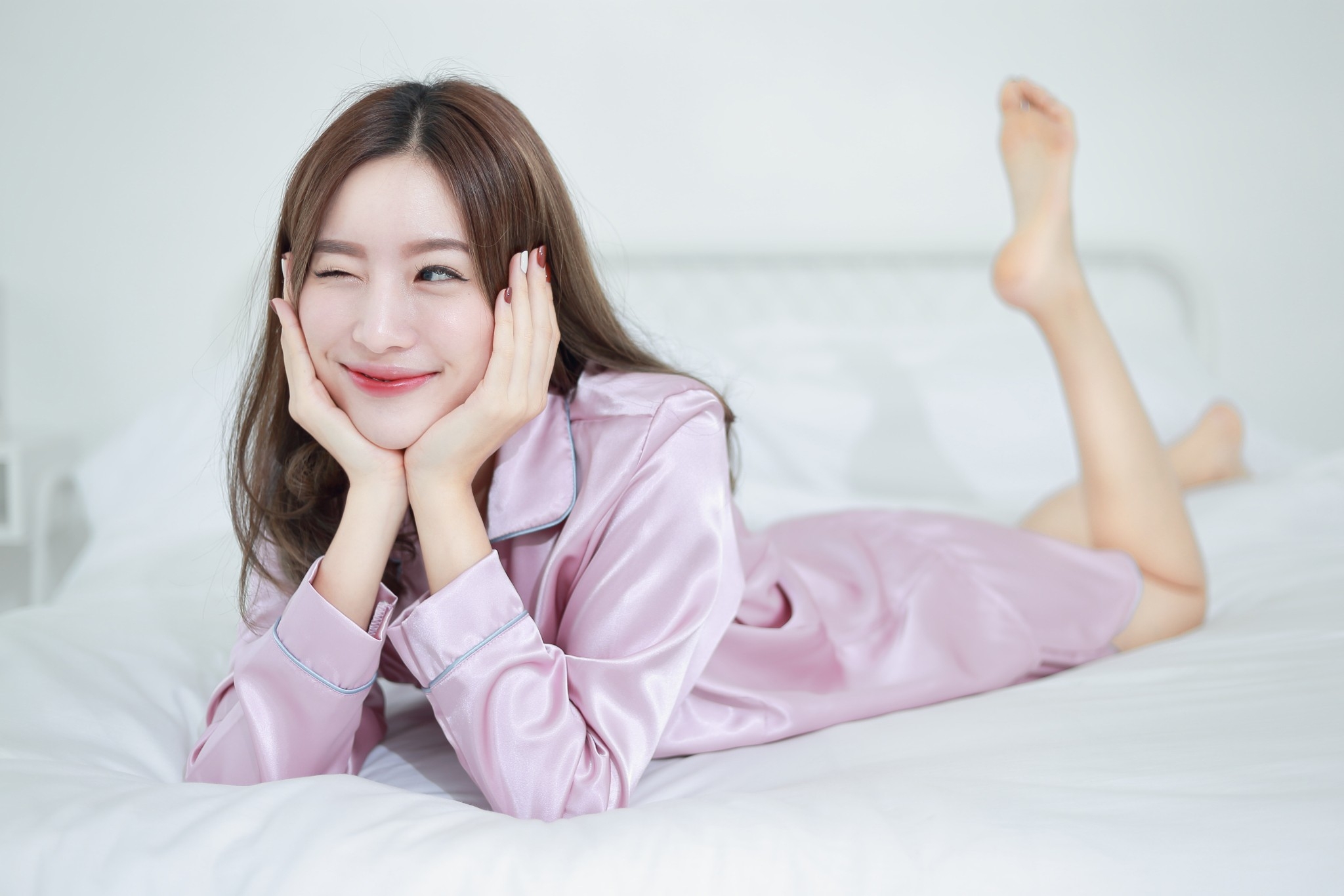 ชุดนอนผ้าซาตินเกรดพรีเมี่ยม สีซากุระ กุ๊นขอบเทา ชุดนอนแขนยาวขาสั้น เนื้อนิ่ม ส่งไว ตัดเย็บดีมาก ชุดนอนผู้หญิง ชุดนอนน่ารักแบรนด์ Sleeping Beauty