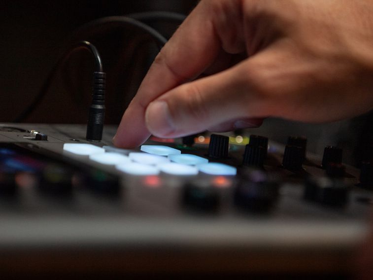 ZOOM PODTRAK P8 Podcast Recorder บันทึกพร้อมกันได้ถึง 13 track อินพุตไมค์ 6 ช่อง พร้อมขั้วต่อ XLR