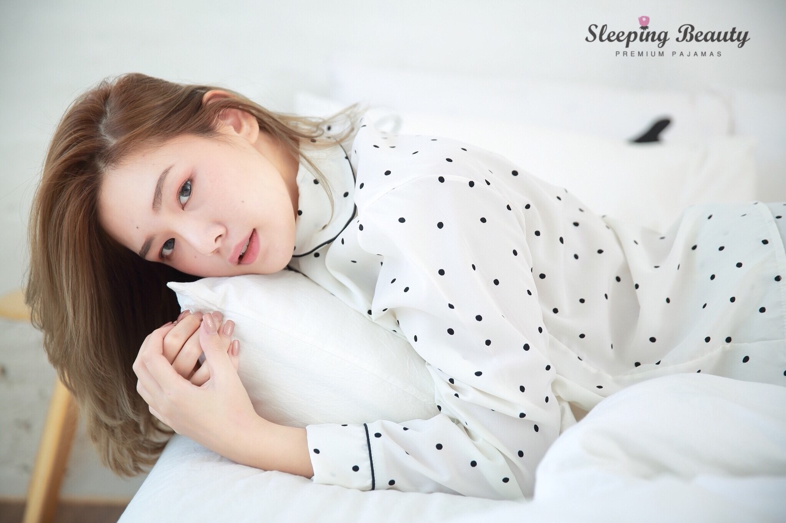 ชุดนอน Premium i Silk ลายจุด สีขาว แขนยาว กางเกงขาสั้น แบรนด์ Sleeping Beauty ของแท้ ชุดนอนผู้หญิง ชุดนอนน่ารัก