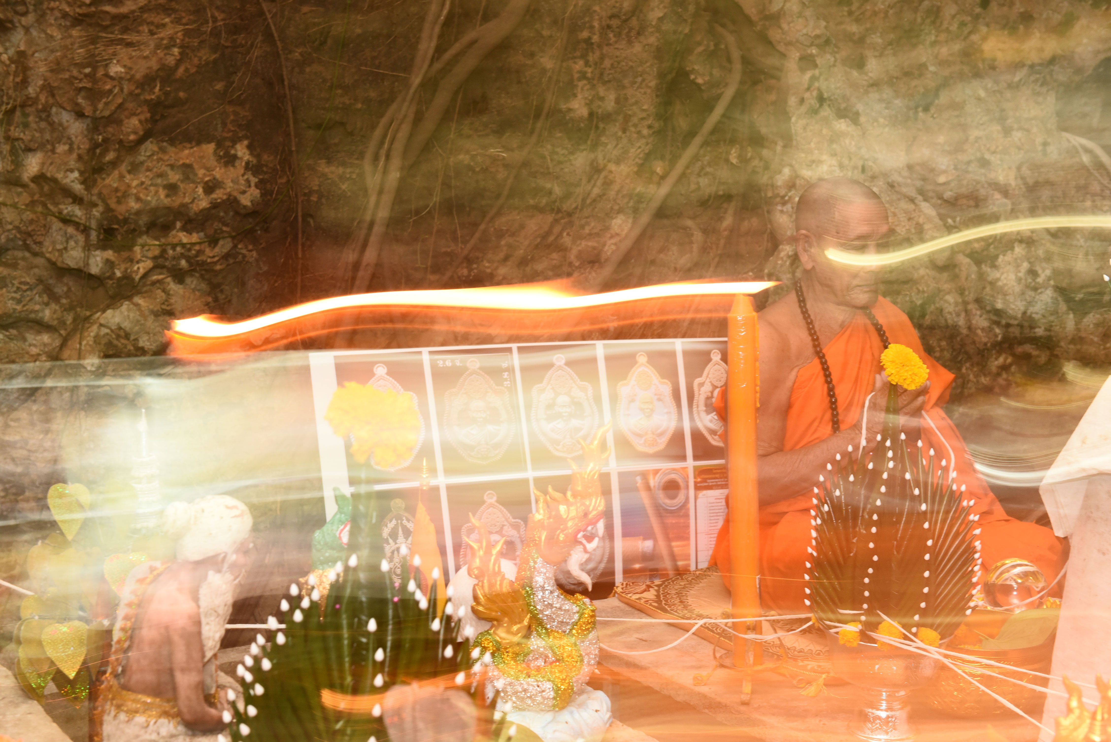 เหรียญพญานาคคู่ เจ้าแห่งขุมทรัพย์ เนื้อเงินหน้ากากทองคำ หลวงปู่จันทร์ วัดซับน้อย พระเกจิดังเพชรบูรณ์