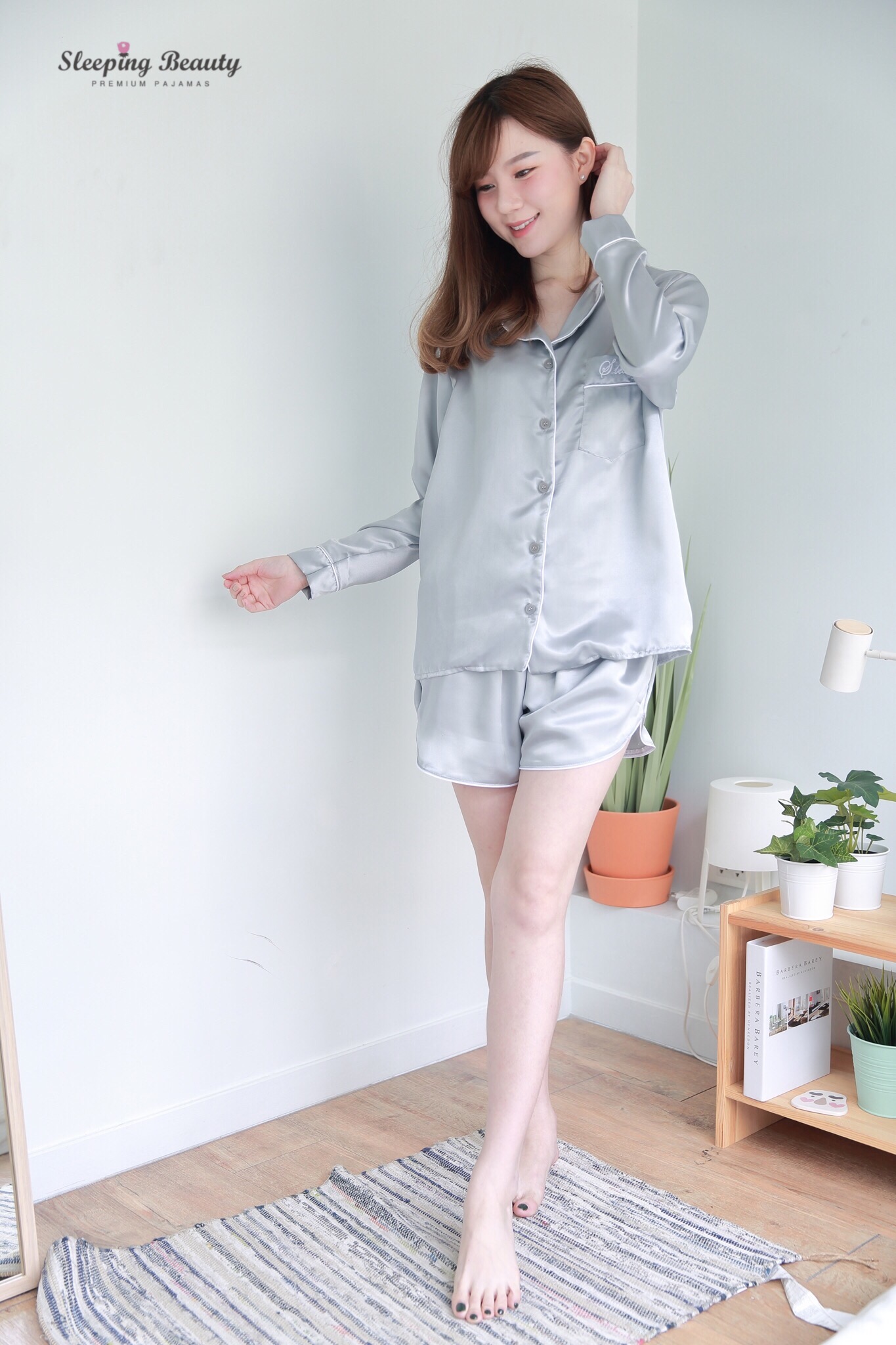 ชุดนอนผ้าซาตินเกรดพรีเมี่ยม สีเทา แขนยาว ขาสั้น เนื้อนิ่ม ส่งไว ตัดเย็บดีมาก ชุดนอนผู้หญิง ชุดนอนน่ารัก แบรนด์ Sleeping Beauty ของแท้