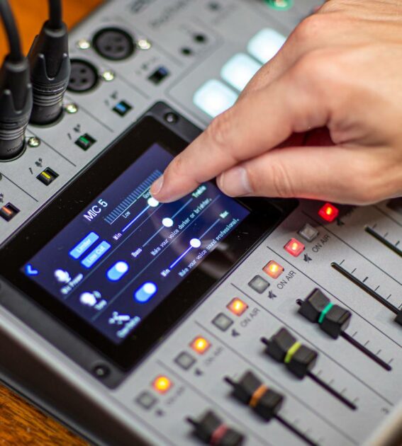 ZOOM PODTRAK P8 Podcast Recorder บันทึกพร้อมกันได้ถึง 13 track อินพุตไมค์ 6 ช่อง พร้อมขั้วต่อ XLR