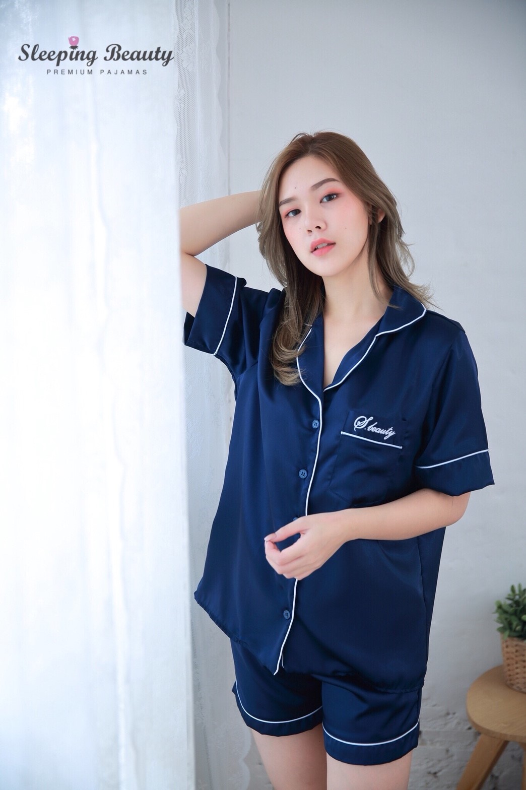 ชุดนอนผ้าซาตินเกรดพรีเมี่ยม สีน้ำเงิน แขนสั้น กางเกงขาสั้น เนื้อนิ่ม ส่งไว ตัดเย็บดีมาก ชุดนอนแฟชั่น ชุดนอนผู้หญิง ชุดนอนน่ารัก ชุดนอนกางเกงแบรนด์ Sleeping Beauty ของแท้
