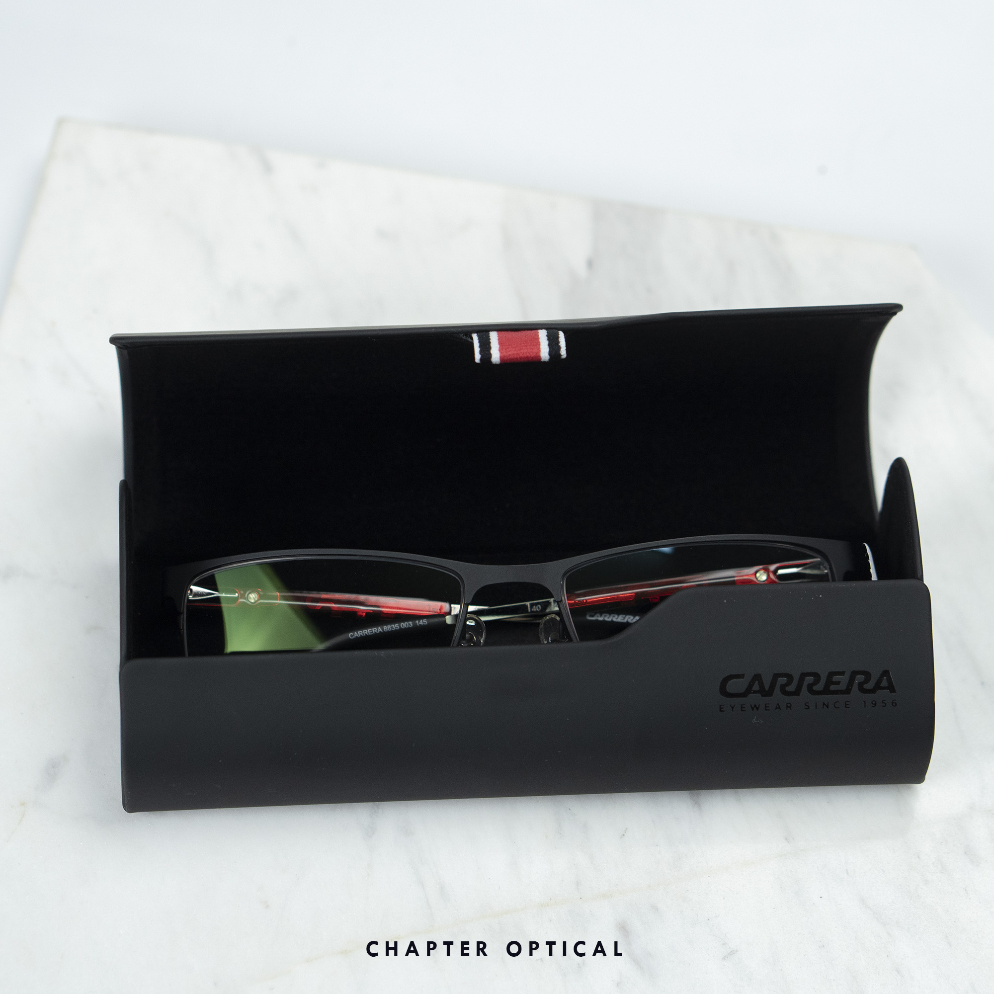 แว่นตา Carrera 8835 รุ่นยอดฮิต กรอบเซาะร่อง มีความโค้ง สวยงาม รวบเข้ากับใบหน้า พร้อมกล่องแว่นสุดเท่