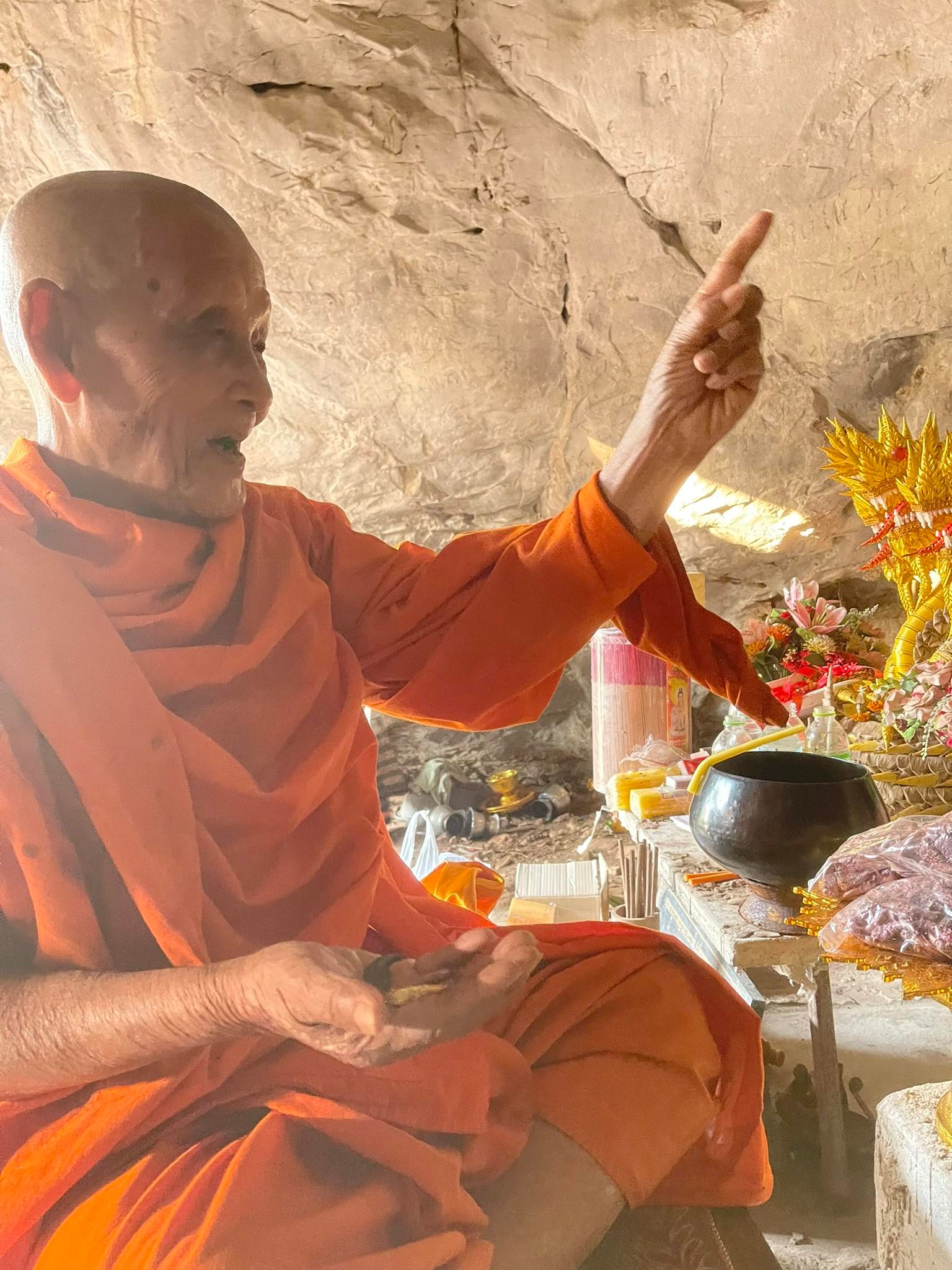 เขี้ยวแก้ว ประกาศิต ปู่พญานาค เนื้อเหล็กไหลปีกแมลงทับ เจ้าแห่งขุมทรัพย์ หลวงปู่จันทร์ วัดซับน้อย