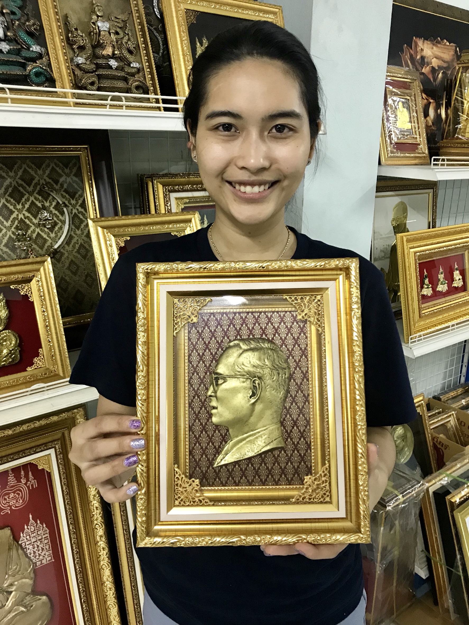 ภาพนูนต่ำ พระพักตร์ พระภัทรมหาราช (ในหลวง รัชกาลที่ ๙) ปูผ้าไหมกรอบซ้อน (กว้าง 9 นิ้ว. * สูง 10 นิ้ว.) งดงาม ทรงคุณค่า ของขวัญ ของขวัญมงคล ของที่ระลึกมอบผู้ใหญ่ ของขวัญเปิดร้าน ของขวัญขึ้นบ้านใหม่ โอกาสสำคัญต่าง ๆ เสริมสิริมงคล บารมี