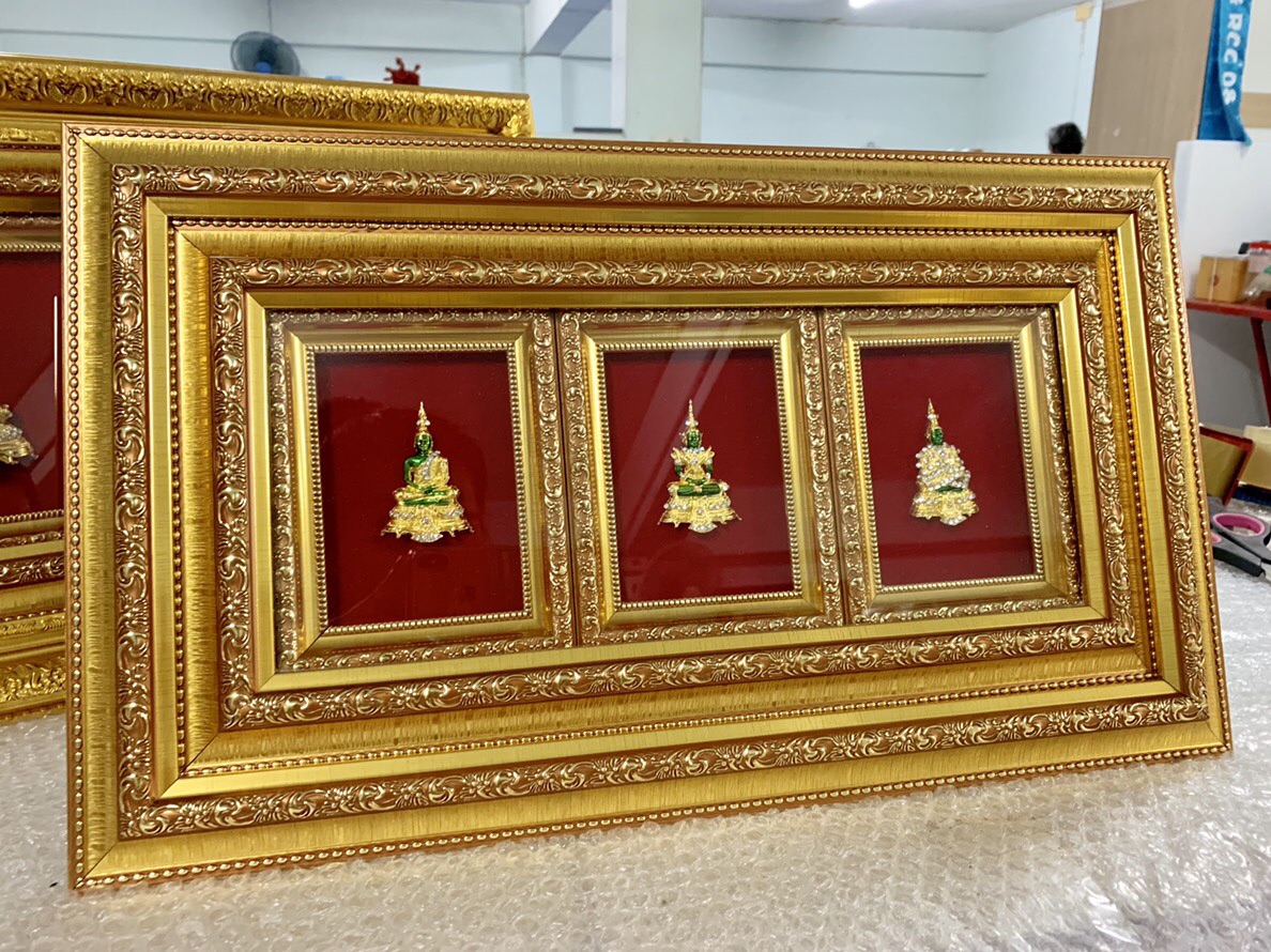 ✨ชุดพระแก้วมรกต 3 ฤดู (องค์พระเล็ก)✨ กรอบไซต์ใหญ่ ซ้อนกรอบ 3 ชั้น ของขวัญ ของขวัญปีใหม่ ของขวัญมงคล ของที่ระลึกมอบผู้ใหญ่ ของขวัญเปิดร้าน ของขวัญขึ้นบ้านใหม่ โอกาสสำคัญต่าง ๆ เสริมสิริมงคล บารมี