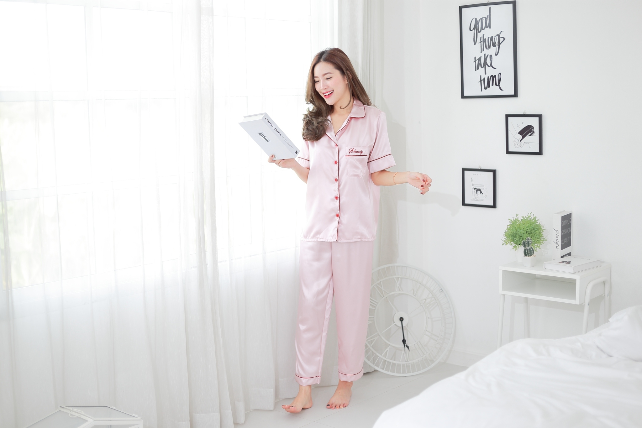 ชุดนอนผ้าซาตินเกรดพรีเมี่ยม สีชานม ชุดนอนแขนสั้นขายาว เนื้อนิ่ม ส่งไว ตัดเย็บดีมาก ชุดนอนผู้หญิง ชุดนอนน่ารัก ชุดนอนกางเกง แบรนด์ Sleeping Beauty ของแท้