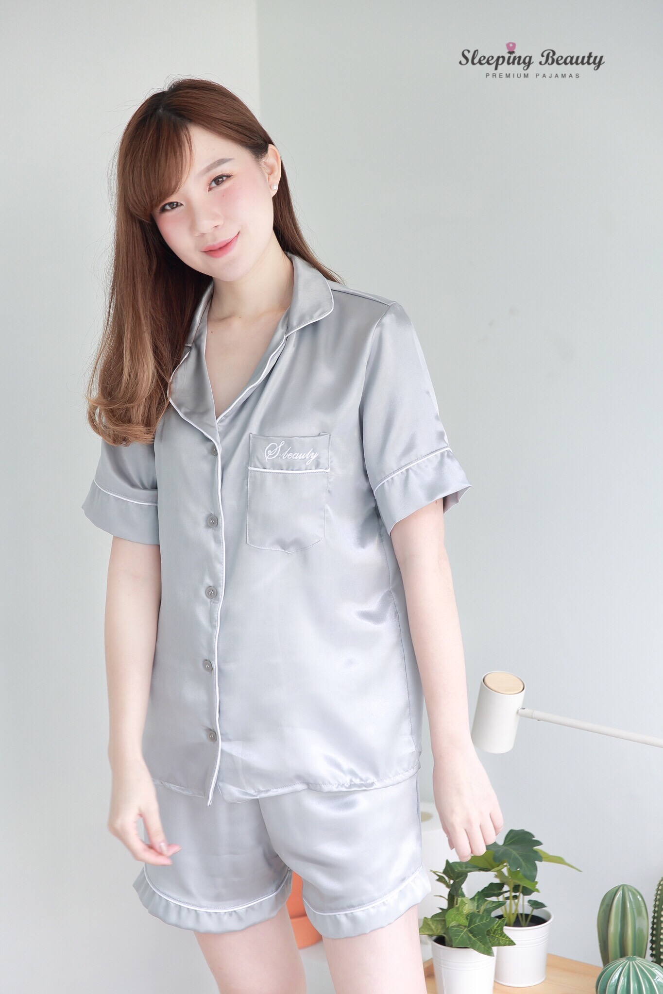 ชุดนอนผ้าซาตินเกรดพรีเมี่ยม สีเทา แขนสั้น กางเกงขาสั้น เนื้อนิ่ม ส่งไว ตัดเย็บดีมาก ชุดนอนผู้หญิง ชุดนอนกางเกง ชุดนอนน่ารัก แบรนด์ Sleeping Beauty ของแท้