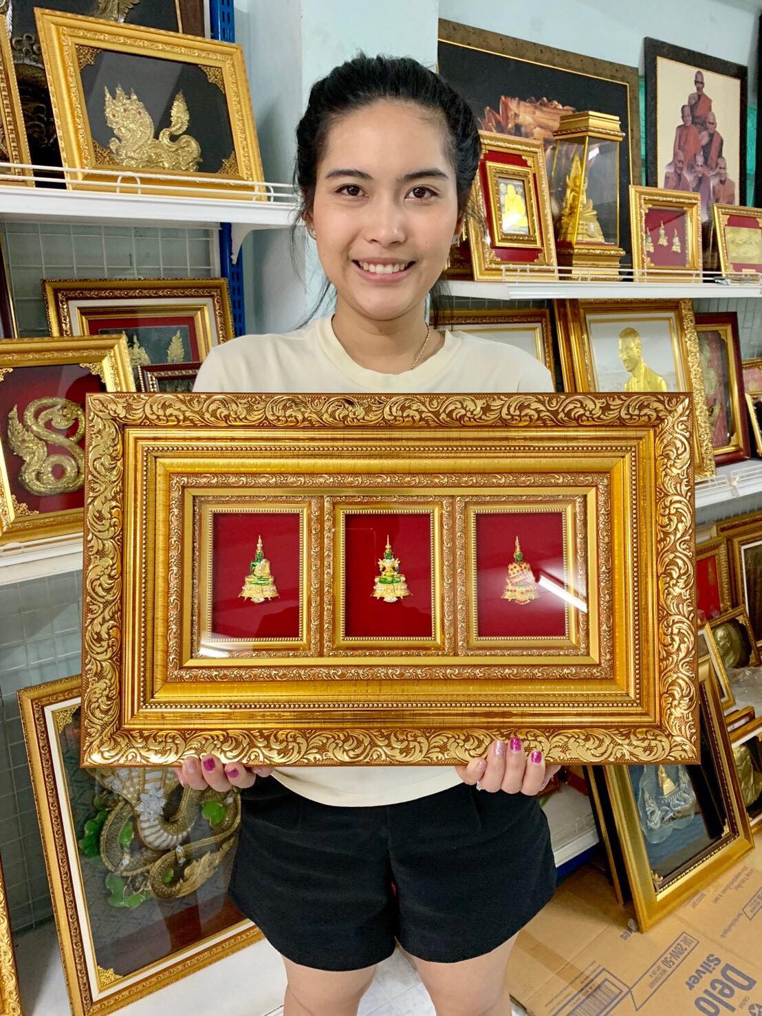 ✨ชุดพระแก้วมรกต 3 ฤดู (องค์พระเล็ก)✨ กรอบไซต์ใหญ่ ซ้อนกรอบลายไทยใหญ่ ของขวัญ ของขวัญปีใหม่ ของขวัญมงคล ของที่ระลึกมอบผู้ใหญ่ ของขวัญเปิดร้าน ของขวัญขึ้นบ้านใหม่ โอกาสสำคัญต่าง ๆ เสริมสิริมงคล บารมี