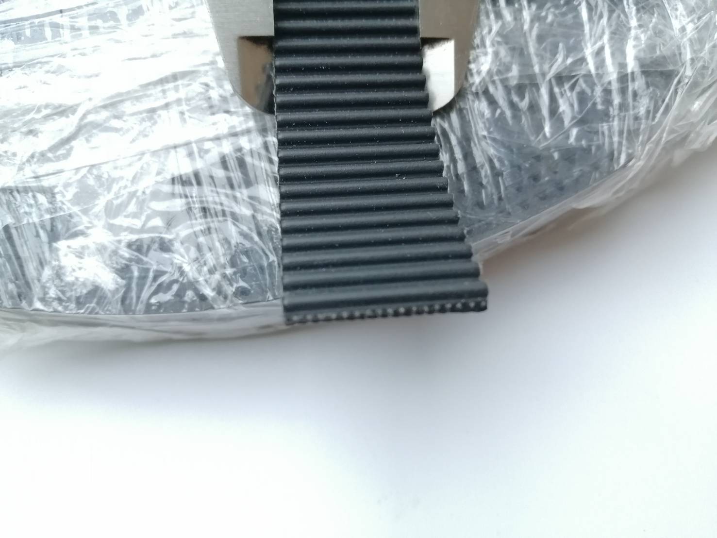 สายพาน Timing HTD8M ปลายเปิด หน้ากว้าง 20 มม.วัสดุยางสังเคราะห์นีโอพลีน สีดำเสริมความแข็งแรงด้วยไฟเบอร์สั่งตัดขายตามความยาวที่จะใช้งาน