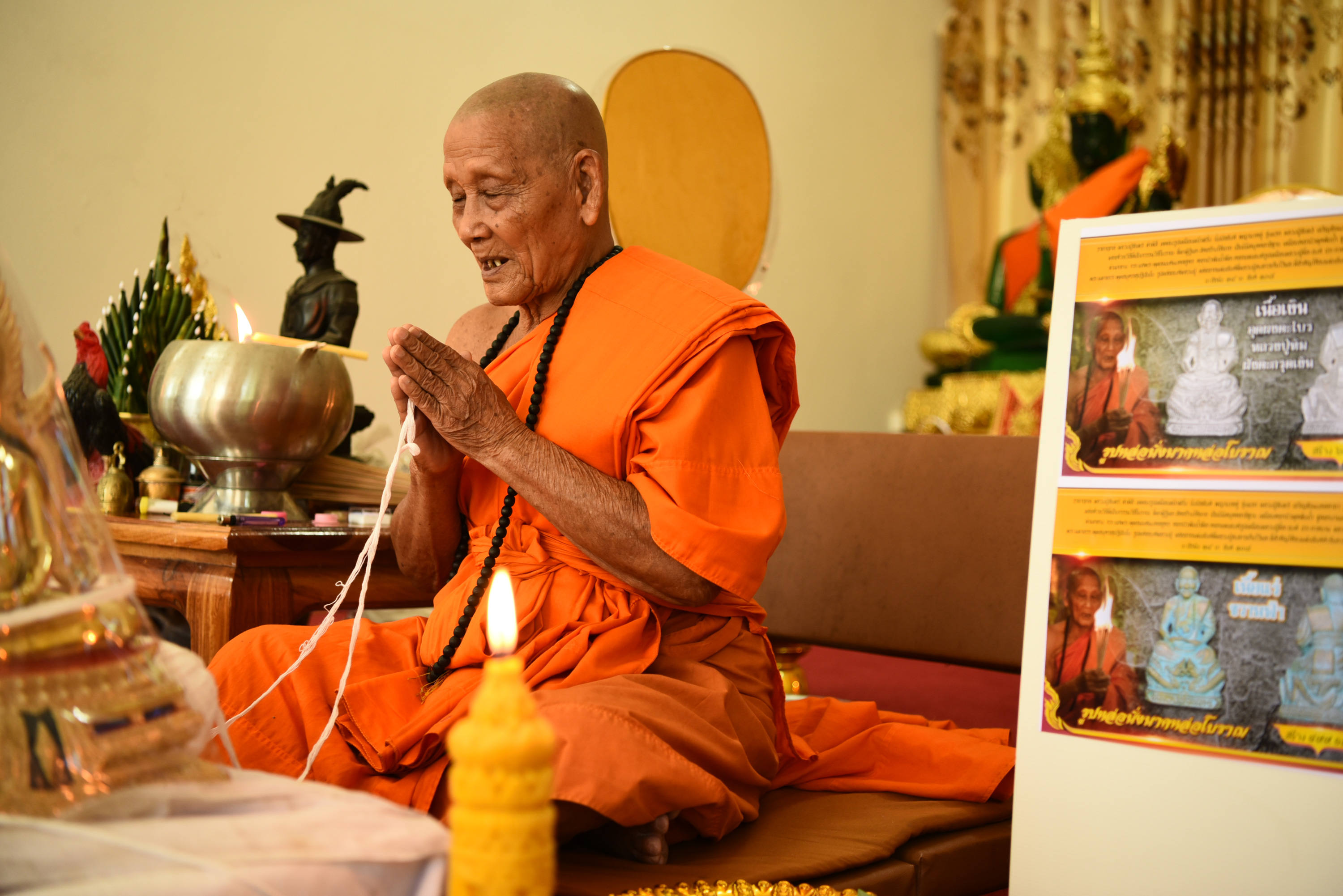 รูปหล่อ หน้าฝรั่ง นั่งบัลลังค์ พญานาคคู่ หลวงปู่จันทร์ วัดซับน้อย