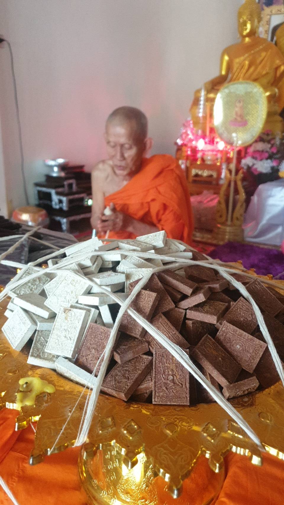 พระเหนือพรหมผงพุทธคุณ เนื้อจักรพรรดิ์ หลวงปู่นวล อคฺคธมฺโม เทวดาของชาวบ้าน