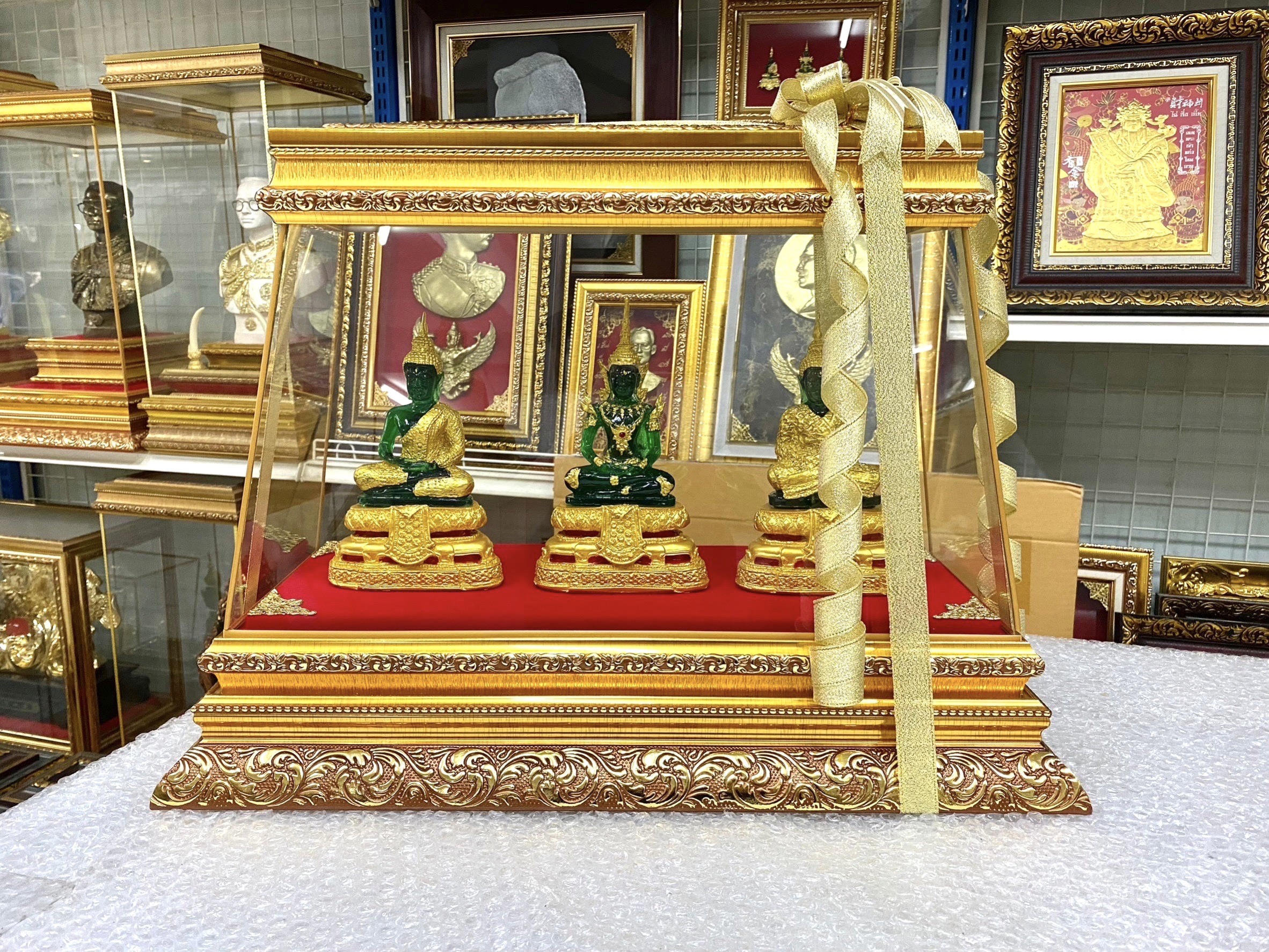 ✨ชุดพระแก้วมรกต 3 ฤดู (องค์พระหน้าตัก 3 นิ้ว)✨ พร้อมตู้มงคล ทรงสโลป ของขวัญ ของขวัญปีใหม่ ของขวัญมงคล ของที่ระลึกมอบผู้ใหญ่ ของขวัญเปิดร้าน ของขวัญขึ้นบ้านใหม่ โอกาสสำคัญต่าง ๆ เสริมสิริมงคล บารมี