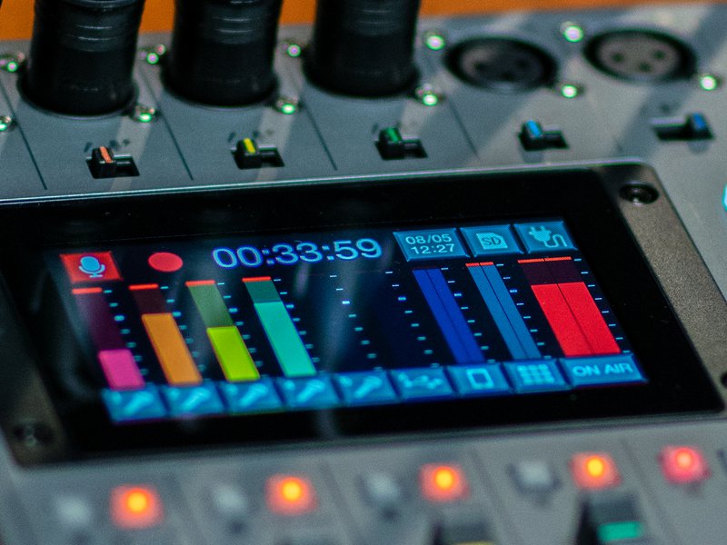 ZOOM PODTRAK P8 Podcast Recorder บันทึกพร้อมกันได้ถึง 13 track อินพุตไมค์ 6 ช่อง พร้อมขั้วต่อ XLR