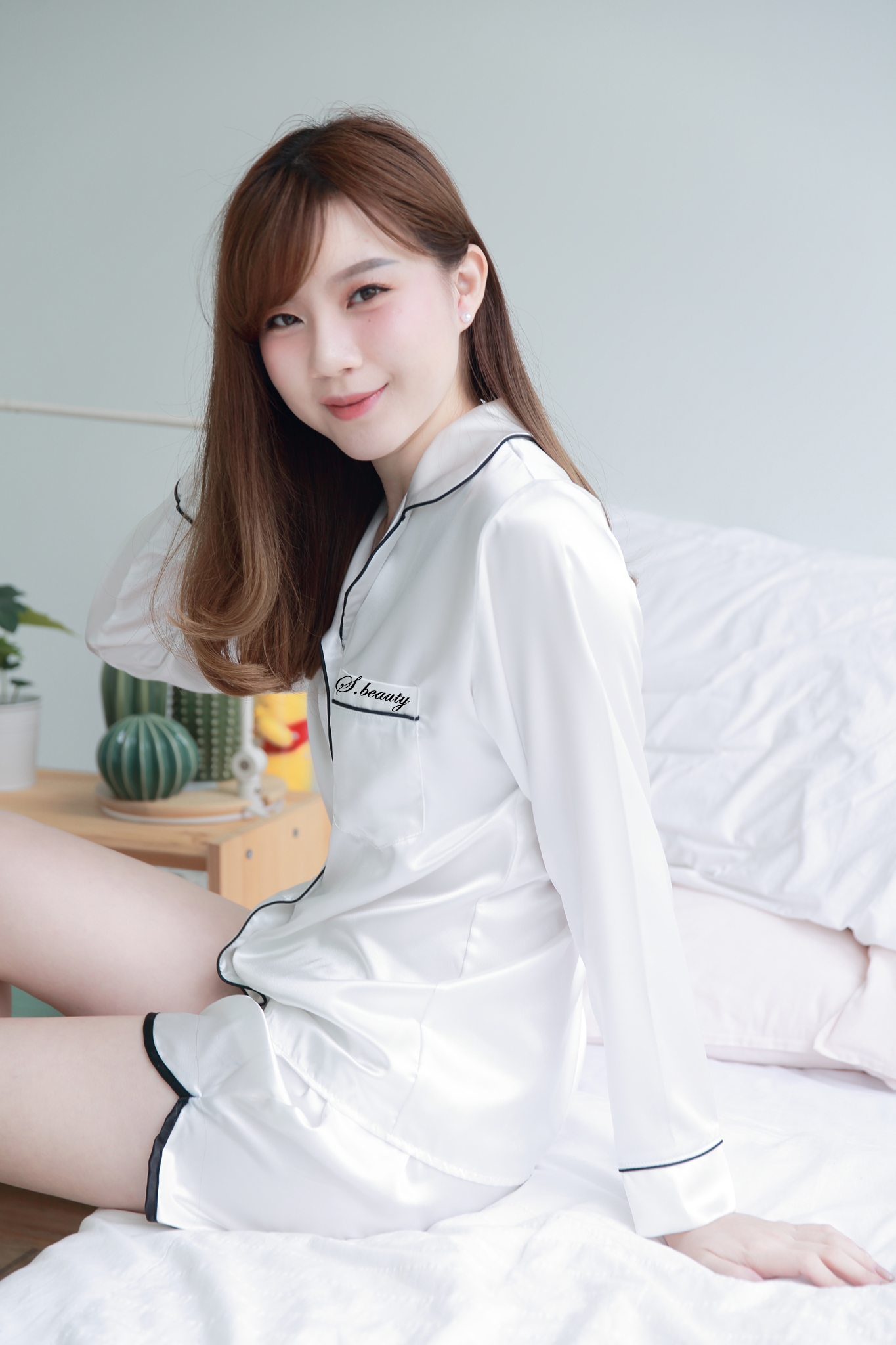 ชุดนอนผ้าซาตินเกรดพรีเมี่ยม สีขาว แขนยาว ขาสั้น ผ้านิ่ม ส่งไว ตัดเย็บดีมาก ชุดนอนผู้หญิง ชุดนอนน่ารัก แบรนด์ Sleeping Beauty ของแท้