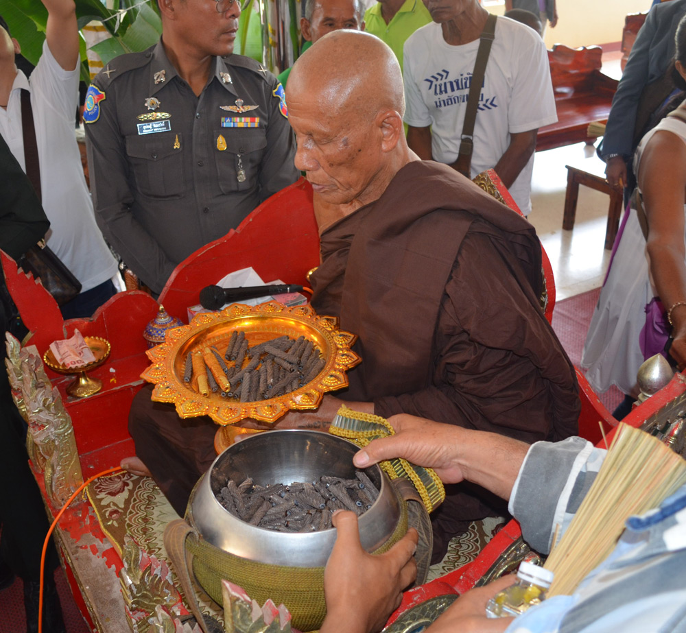 ตะกรุดสมปรารถนารวยทันใจ คงกระพันชาตรี หลวงพ่อเสือดำทำการปลุกเสก หายาก!!!