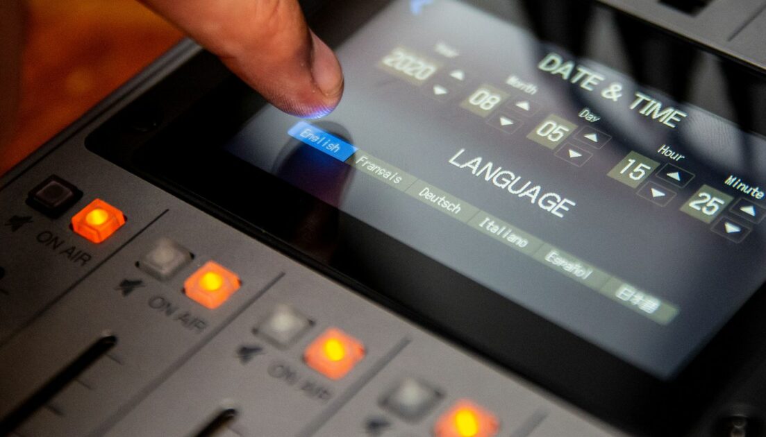 ZOOM PODTRAK P8 Podcast Recorder บันทึกพร้อมกันได้ถึง 13 track อินพุตไมค์ 6 ช่อง พร้อมขั้วต่อ XLR