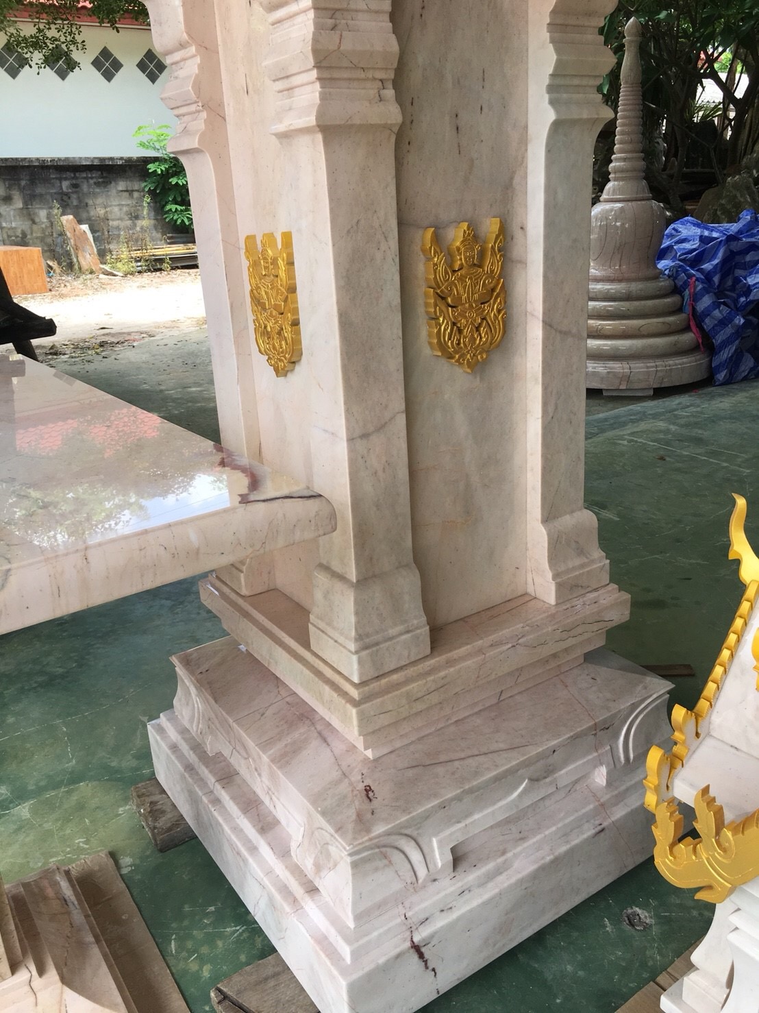 ศาลพระภูมิทรงปราสาทหินอ่อน