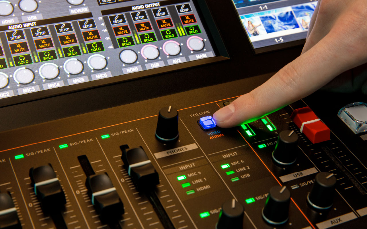 Switcher Roland รุ่น VR-400UHD 4K Streaming AV Mixer