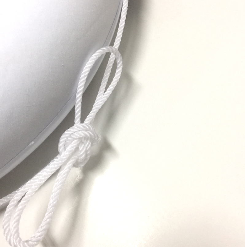 ห่วงชูชีพโฟมหุ้มผ้าดิบสีขาวคาดสีนํ้าเงิน 24 นิ้ว พร้อมเชือกรอบวง