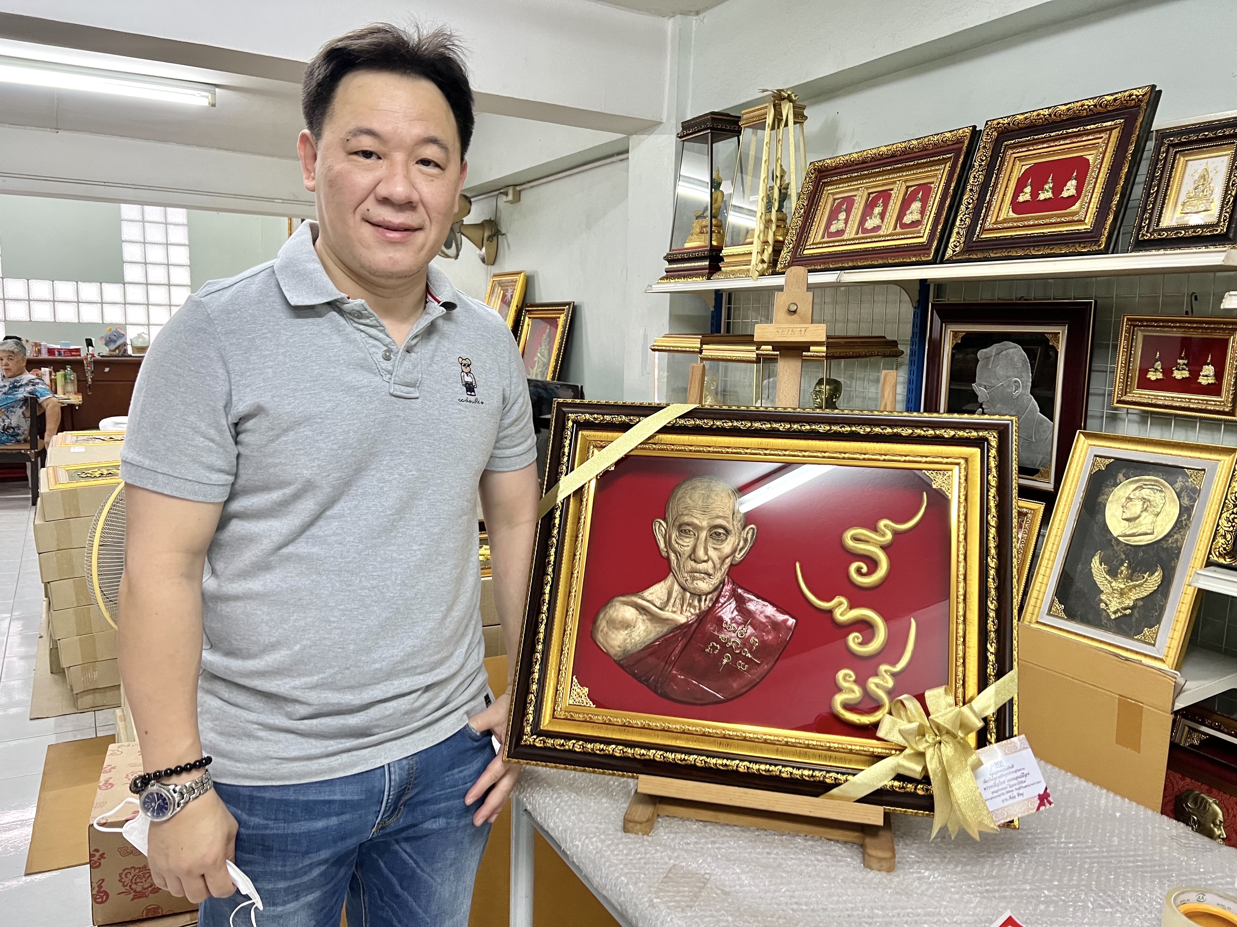 รูปหล่อเรซิ่น "หลวงพ่อรวย" ลงสีจีวร ประดับตัวหนังสือ รวย กรอบขนาด 20*25 นิ้ว ของขวัญ ของขวัญมงคล ของขวัญปีใหม่ ของที่ระลึกมอบผู้ใหญ่ ของขวัญเปิดร้าน ของเเต่งบ้านมงคล ของขวัญขึ้นบ้านใหม่ โอกาสสำคัญต่าง ๆ เสริมสิริมงคล