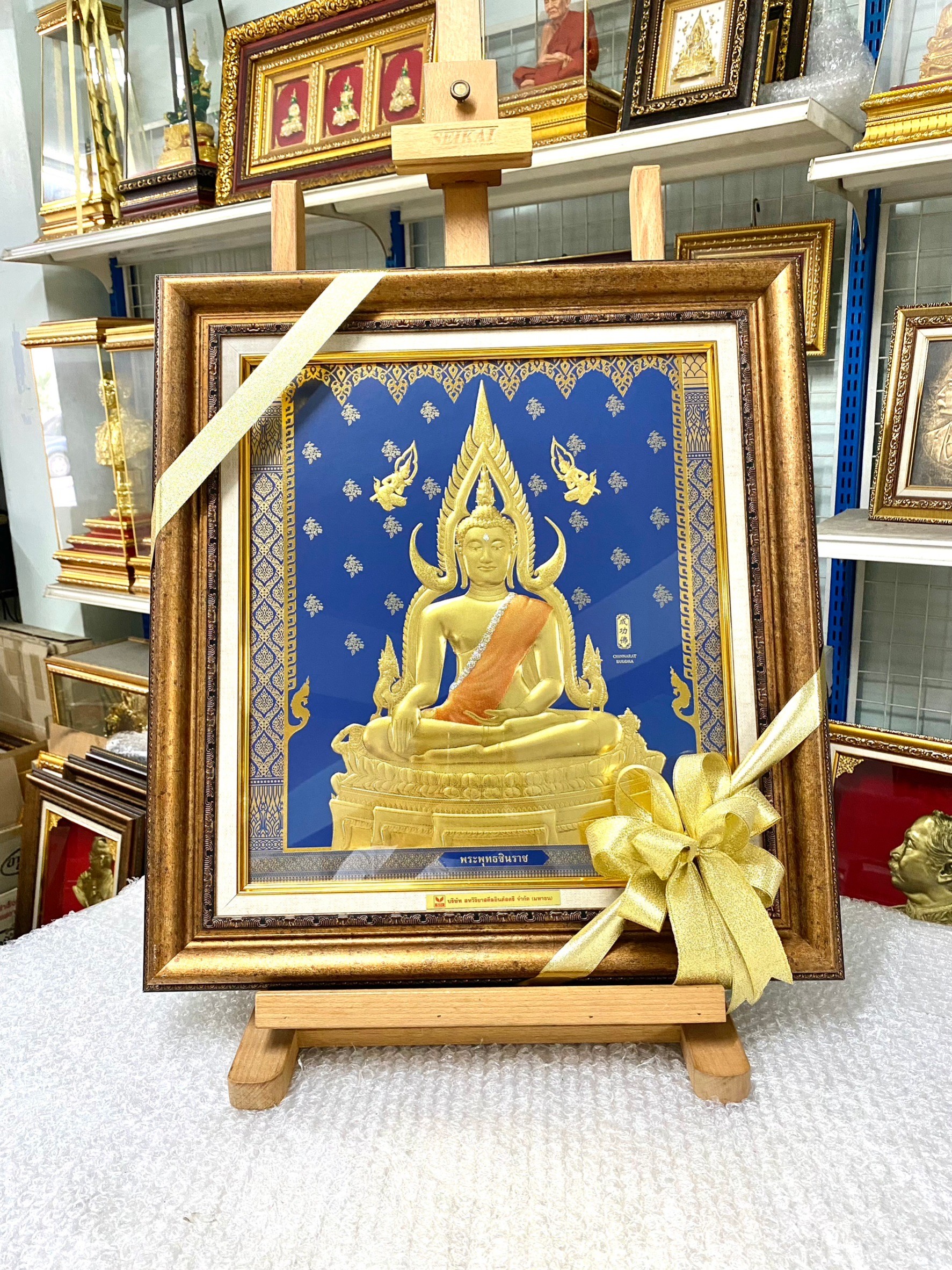 ภาพอัดแผ่นทอง งานนูนต่ำ พระพุทธชินราช พื้นน้ำเงินพร้อมกรอบ ขนาด 18x20 นิ้ว งดงาม ทรงคุณค่า ของขวัญ ของขวัญมงคล ของที่ระลึกมอบผู้ใหญ่ ของขวัญเปิดร้าน ของแต่งบ้านมงคล ของขวัญขึ้นบ้านใหม่ โอกาสสำคัญต่างๆ