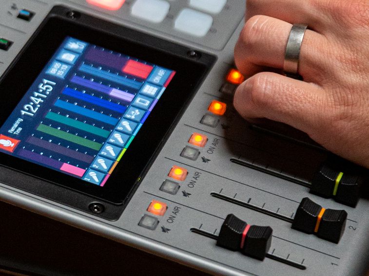 ZOOM PODTRAK P8 Podcast Recorder บันทึกพร้อมกันได้ถึง 13 track อินพุตไมค์ 6 ช่อง พร้อมขั้วต่อ XLR