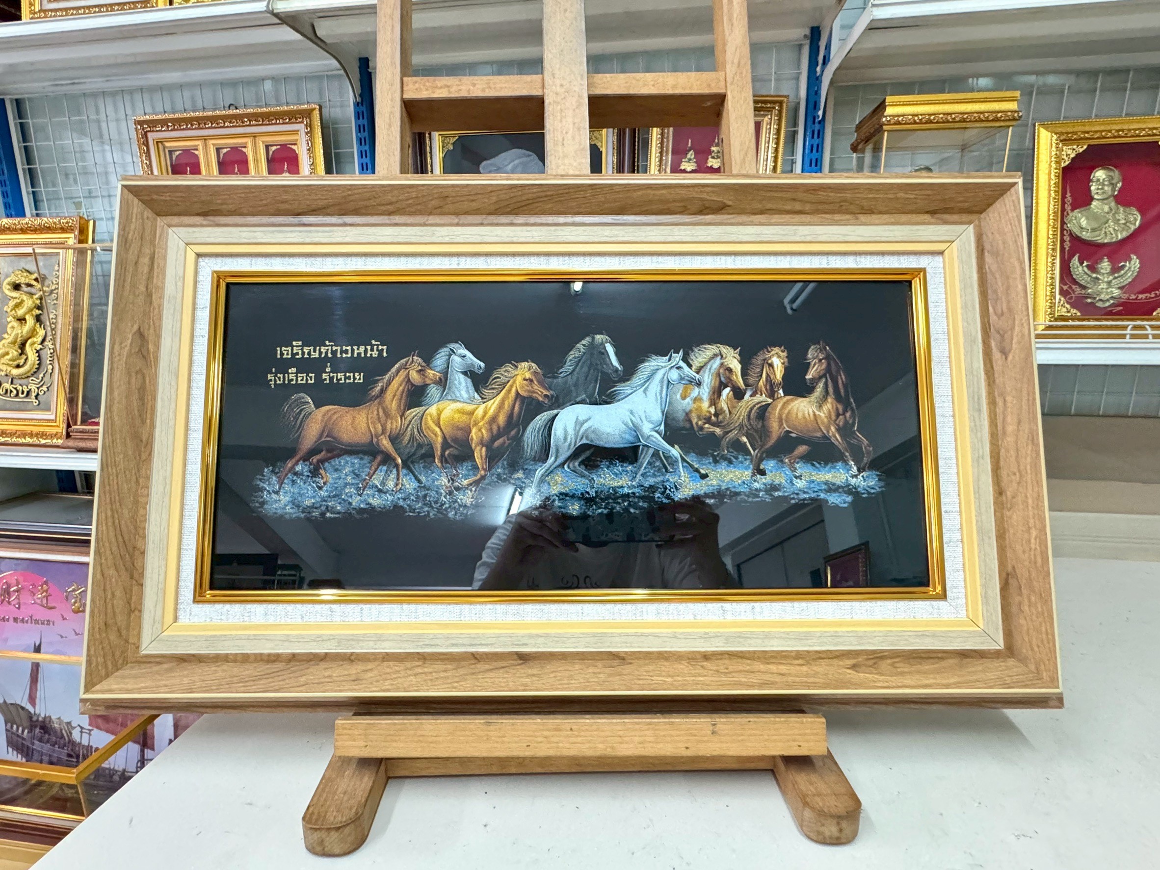 ผ้าพิมพ์ลายมงคล ม้า 8 ตัว บนพื้นกำมะหยี่สีดำ พร้อมกรอบไม้เรียบสีอ่อน สวยงาม ขนาด 15*25 นิ้ว ของขวัญ ของขวัญมงคล ของขวัญปีใหม่ ของที่ระลึกมอบผู้ใหญ่ ของขวัญเปิดร้าน ของเเต่งบ้านมงคล ของขวัญขึ้นบ้านใหม่ โอกาสสำคัญต่าง ๆ เสริมสิริมงคล สำเนา