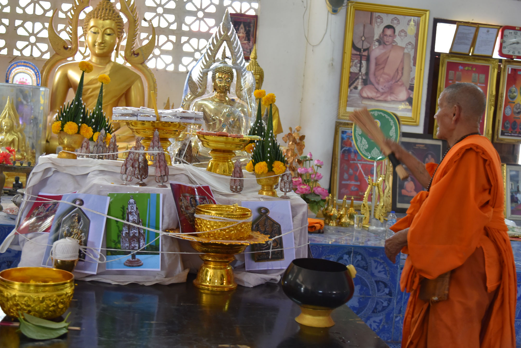 พระเหนือพรหม รุ่น๑ เนื้อทองแดงเถื่อนหล่อนำฤกษ์ (1 ช่อ 19 องค์) หลวงปู่จันทร์ วัดซับน้อย